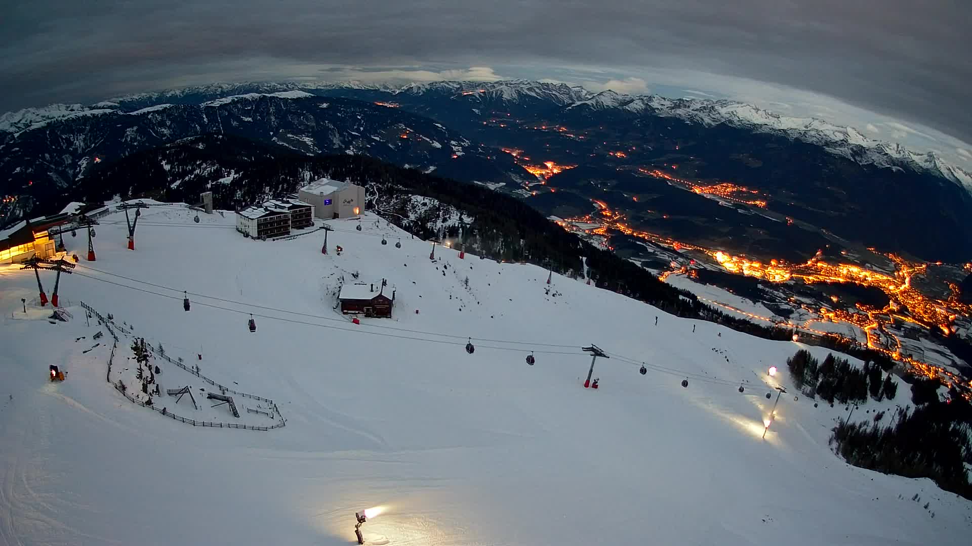 Cima estación de esquí Kronplatz | vista hacia Brunico
