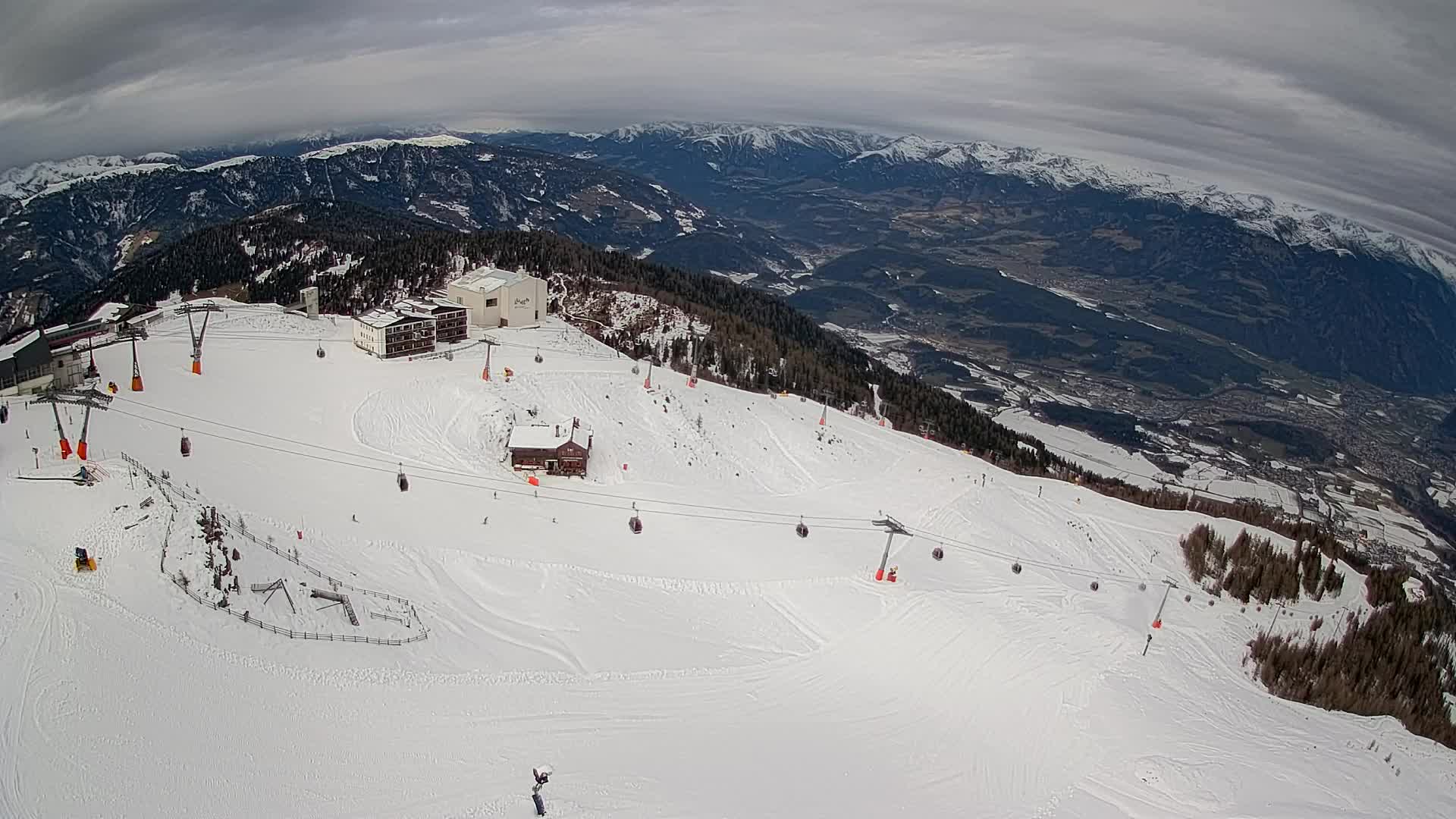 Cima estación de esquí Kronplatz | vista hacia Brunico