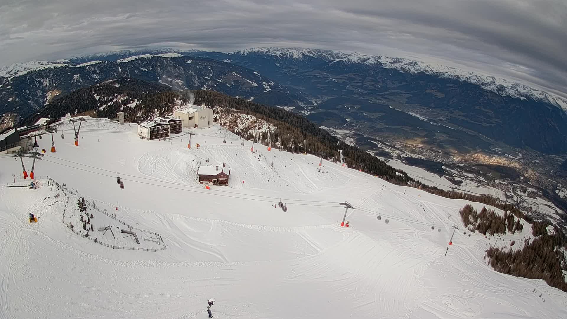 Cima estación de esquí Kronplatz | vista hacia Brunico