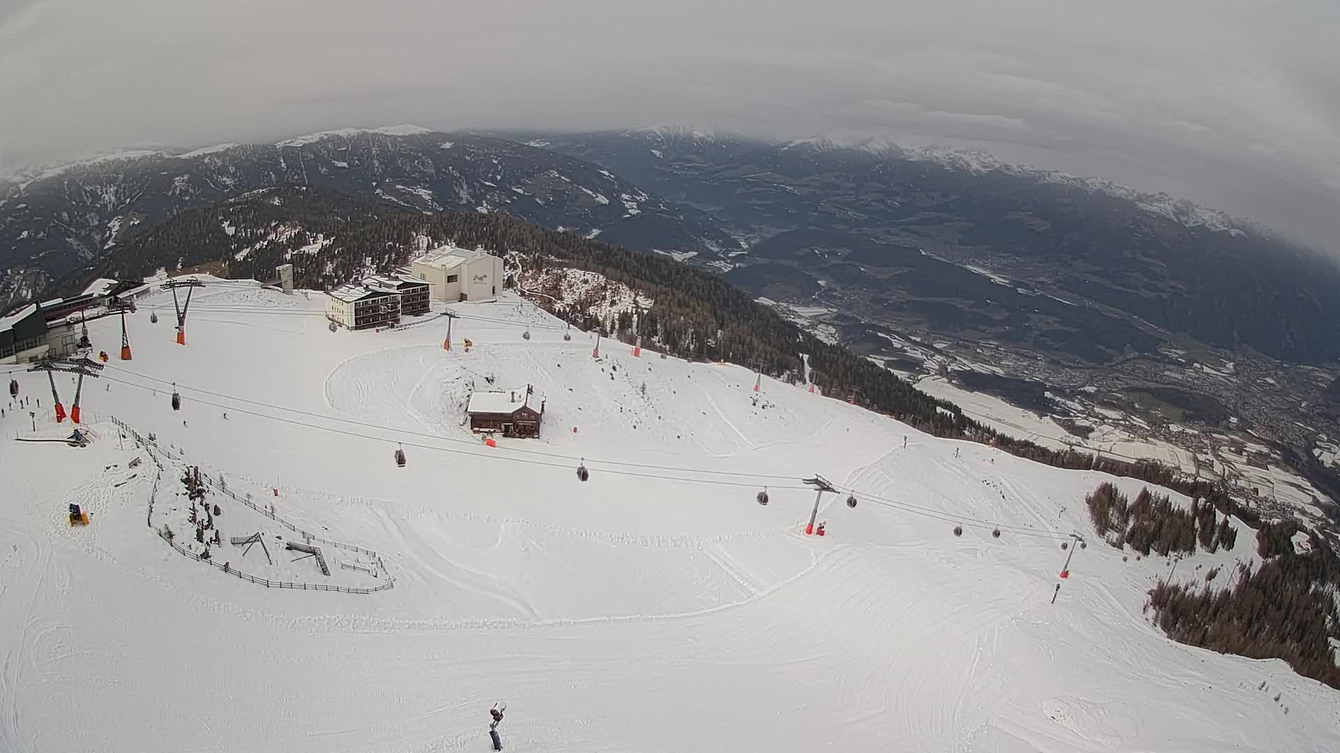 Cima estación de esquí Kronplatz | vista hacia Brunico
