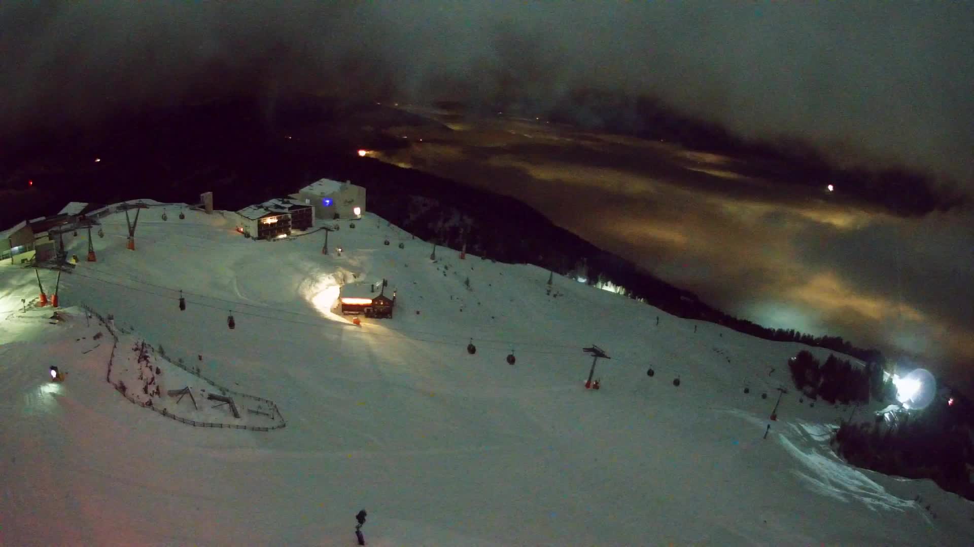 Cima estación de esquí Kronplatz | vista hacia Brunico