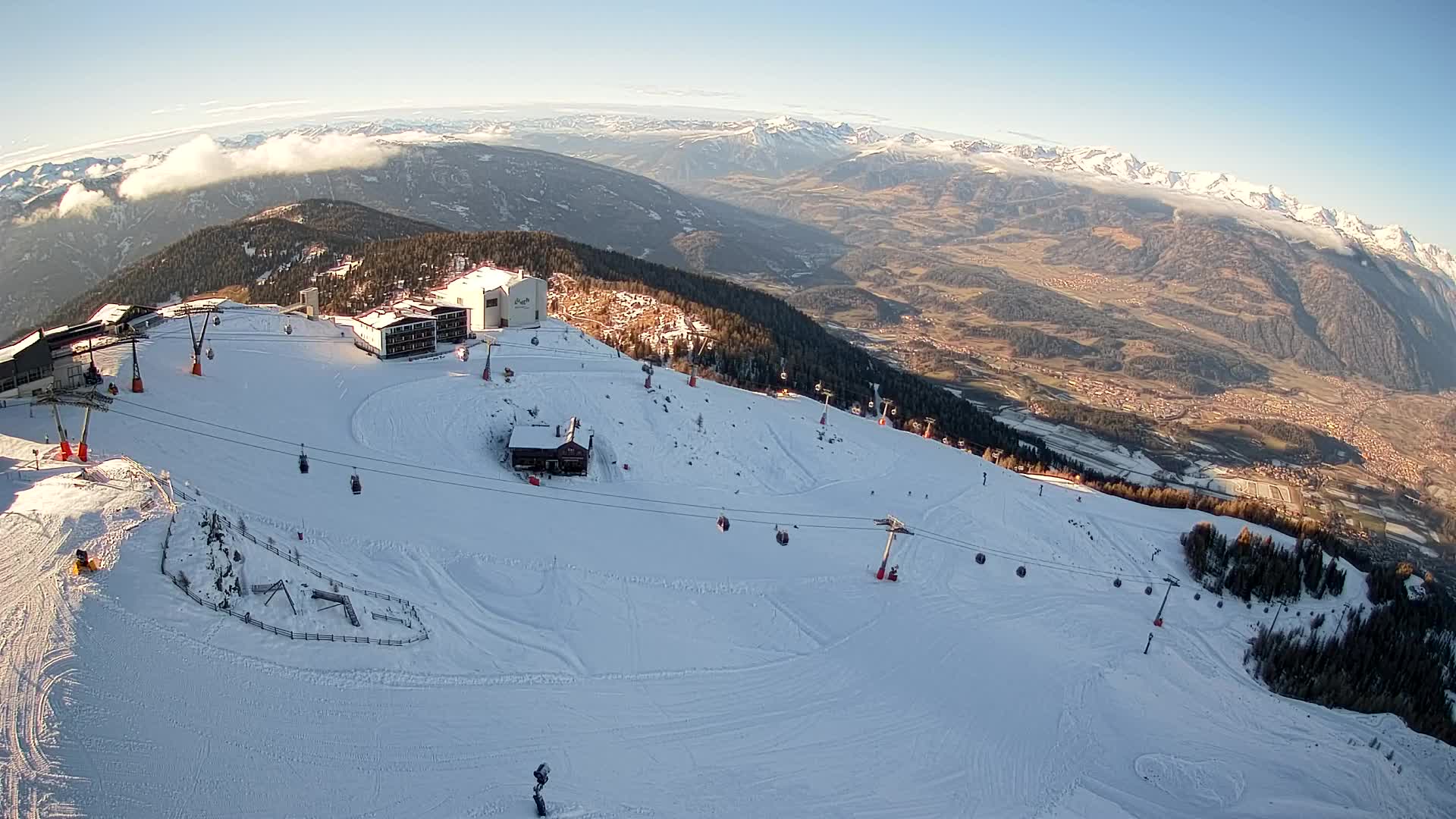 Cima estación de esquí Kronplatz | vista hacia Brunico