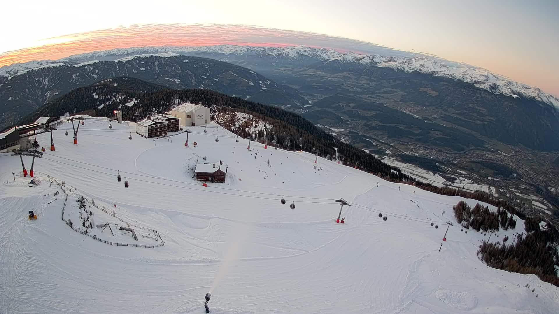 Cima estación de esquí Kronplatz | vista hacia Brunico