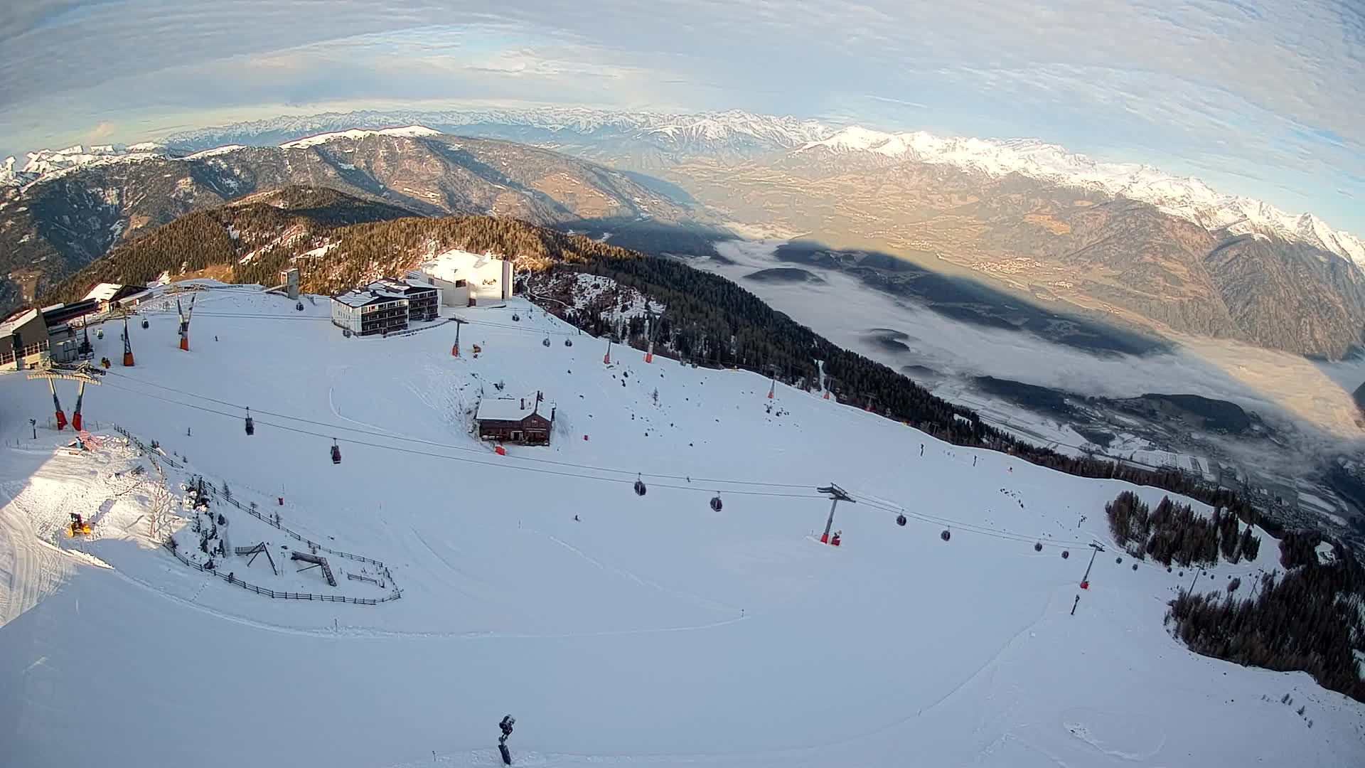 Cima estación de esquí Kronplatz | vista hacia Brunico