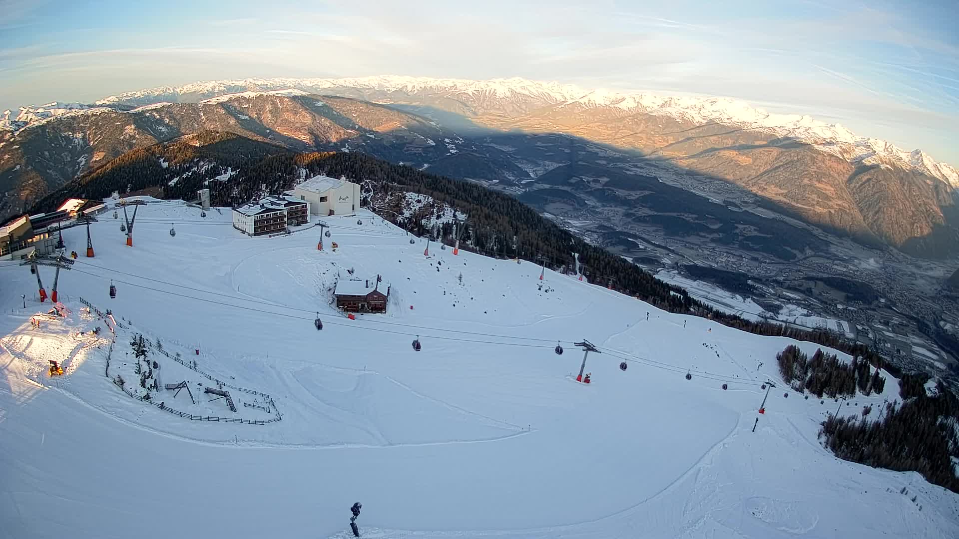 Cima estación de esquí Kronplatz | vista hacia Brunico