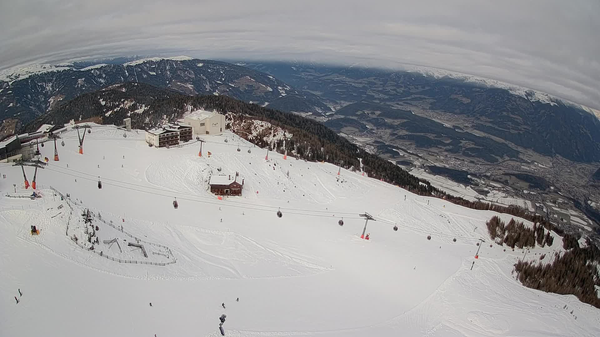 Cima estación de esquí Kronplatz | vista hacia Brunico
