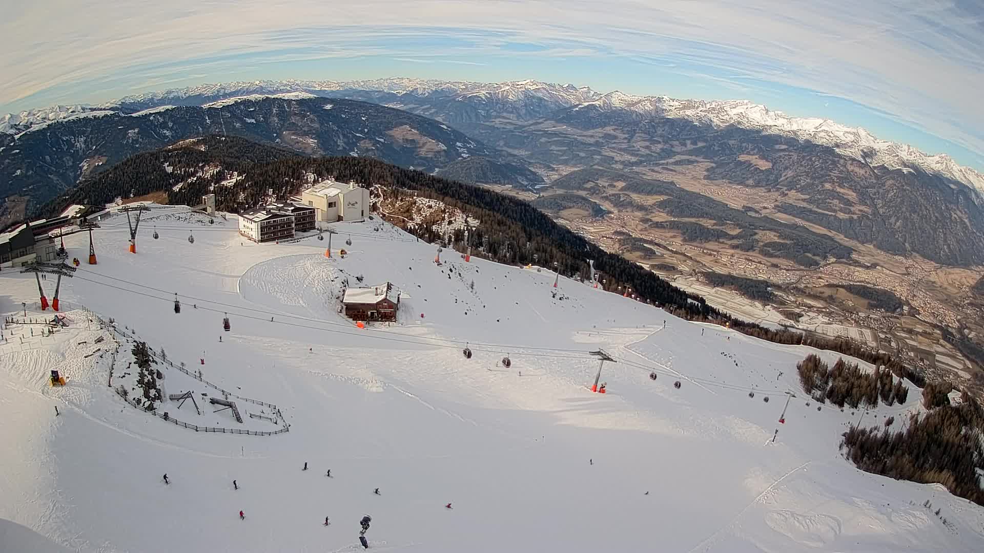 Cima estación de esquí Kronplatz | vista hacia Brunico