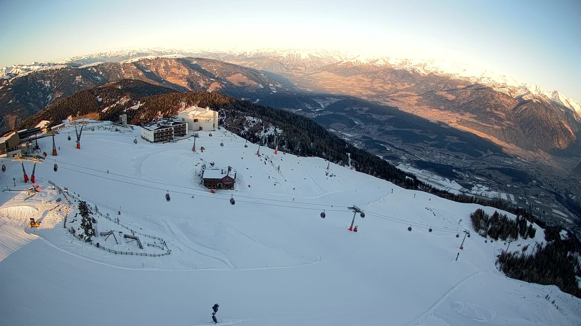 Cima estación de esquí Kronplatz | vista hacia Brunico