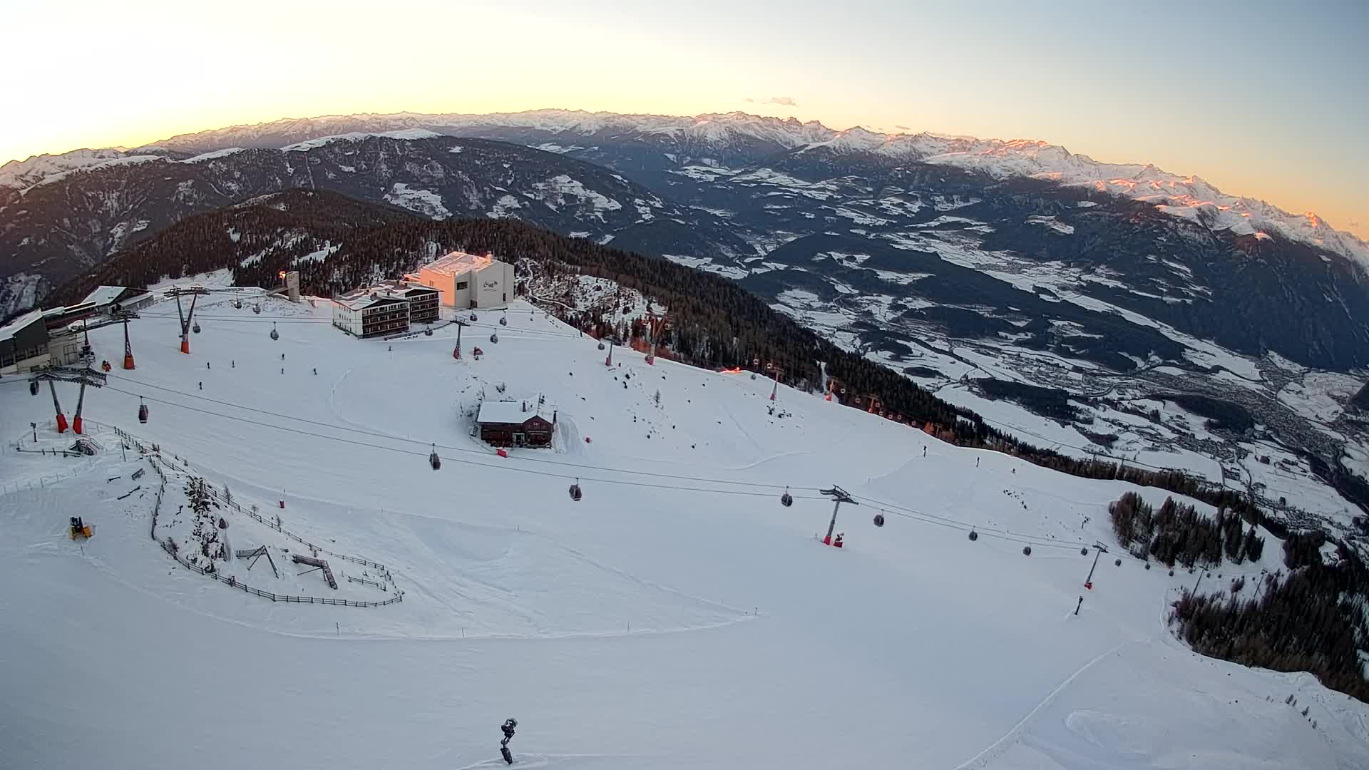 Cima estación de esquí Kronplatz | vista hacia Brunico