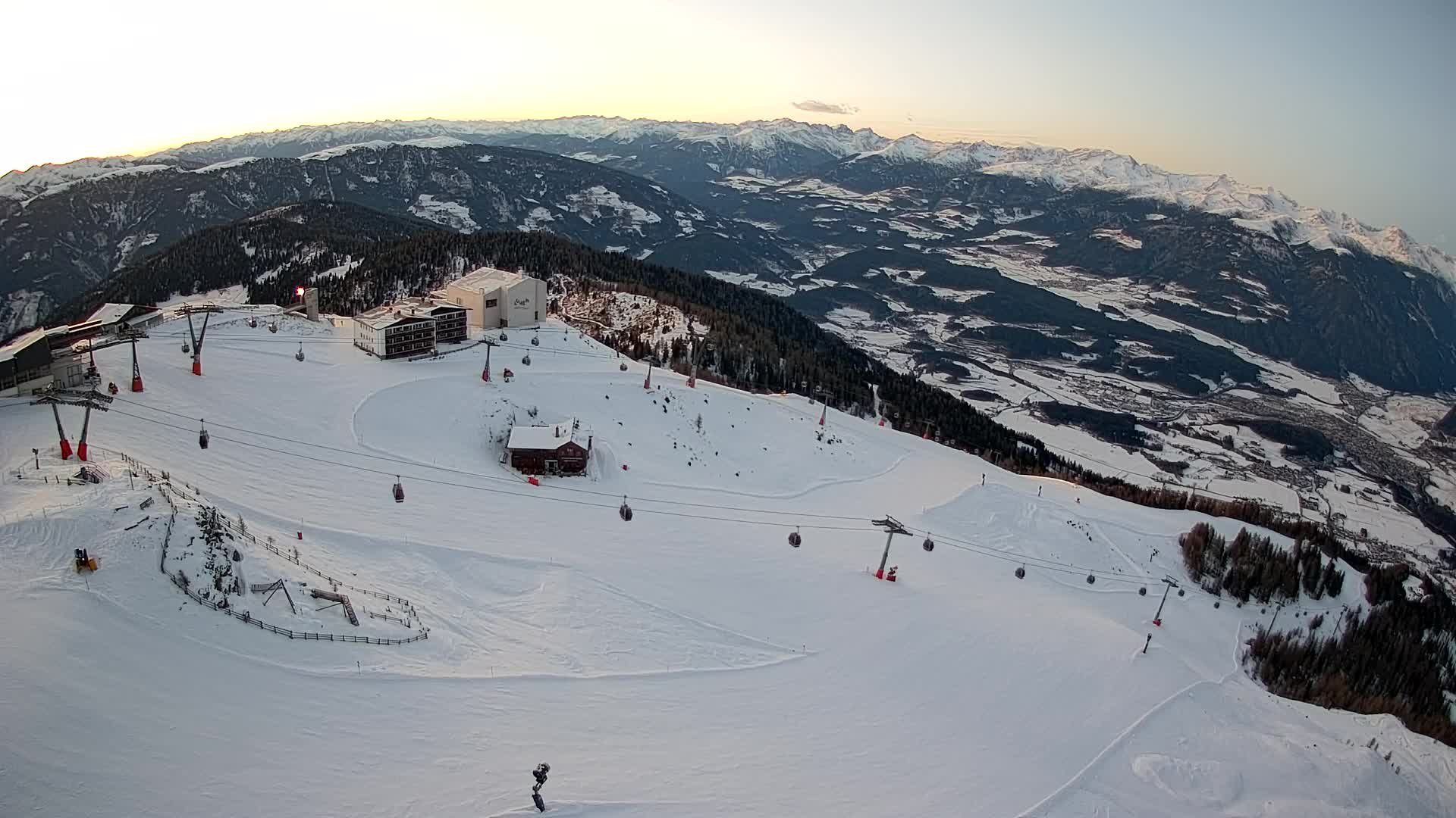Cima estación de esquí Kronplatz | vista hacia Brunico