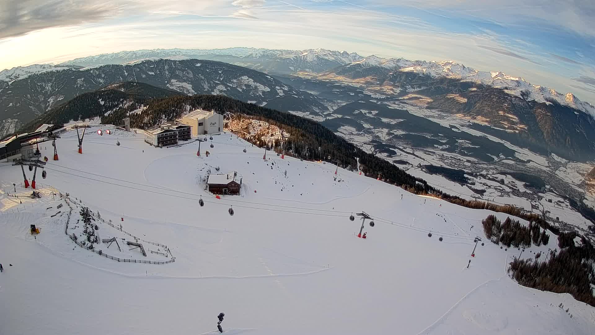 Cima estación de esquí Kronplatz | vista hacia Brunico