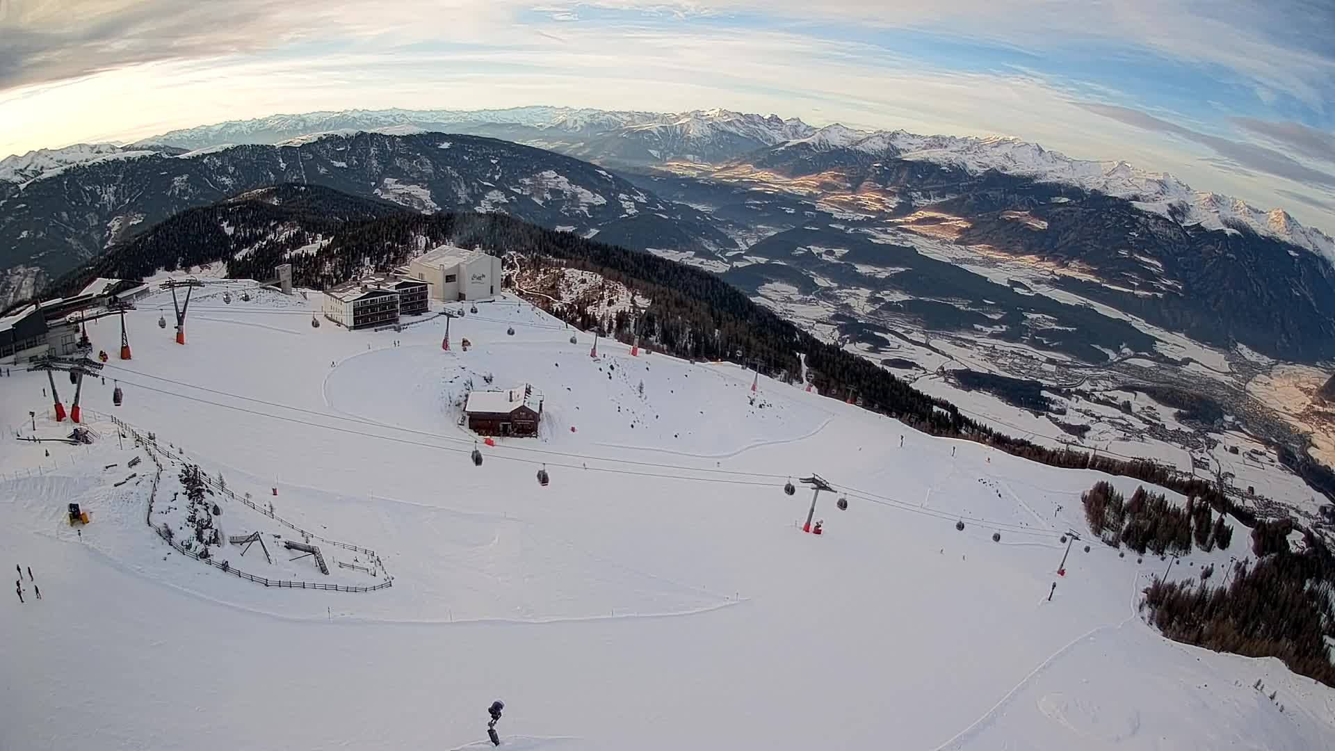 Cima estación de esquí Kronplatz | vista hacia Brunico