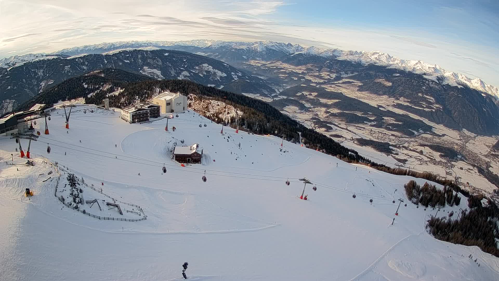 Cima estación de esquí Kronplatz | vista hacia Brunico