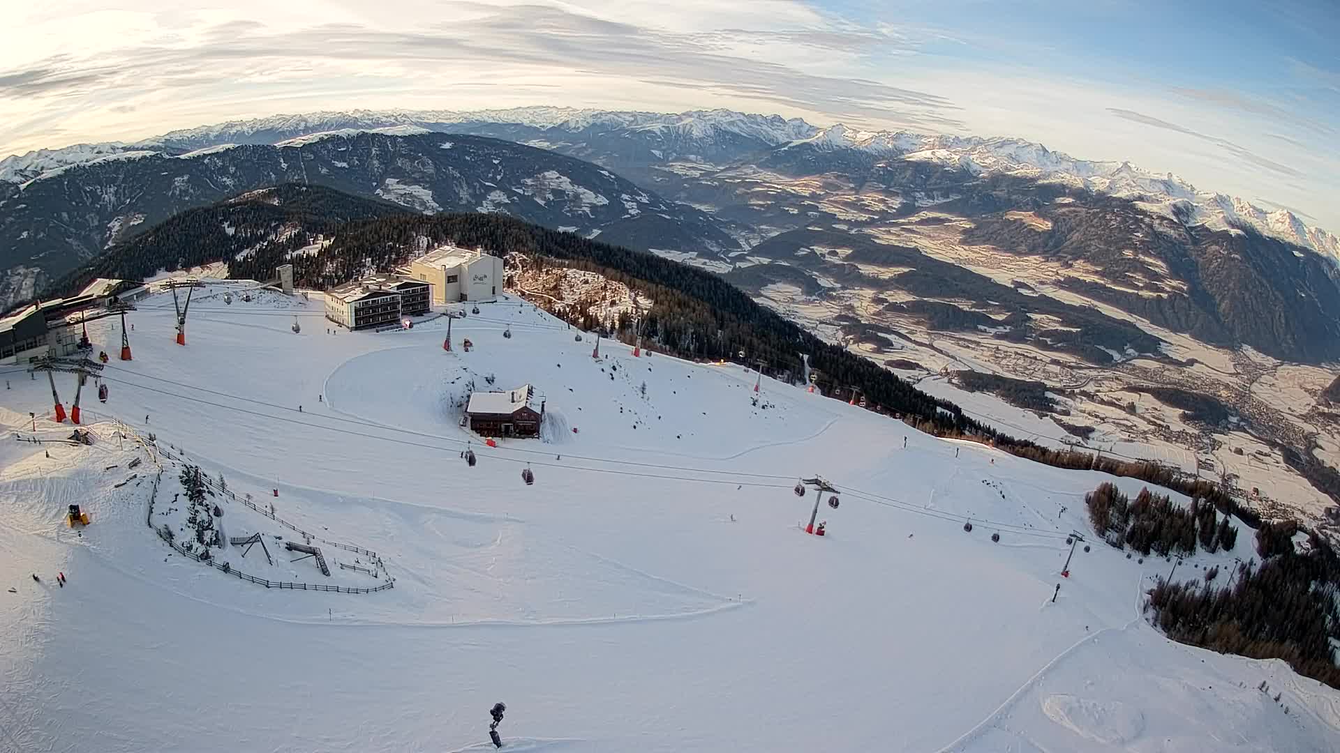 Cima estación de esquí Kronplatz | vista hacia Brunico