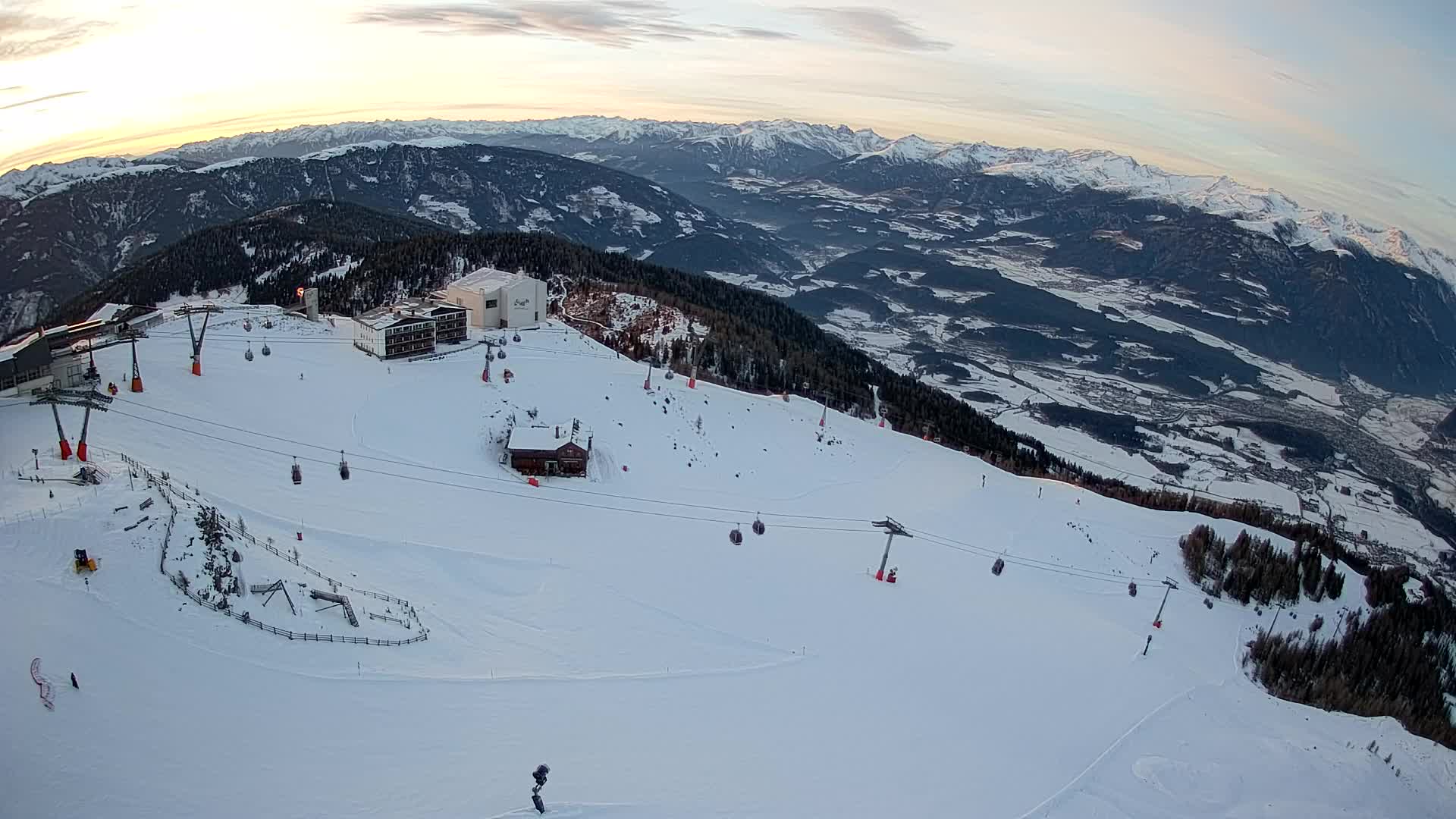 Cima estación de esquí Kronplatz | vista hacia Brunico