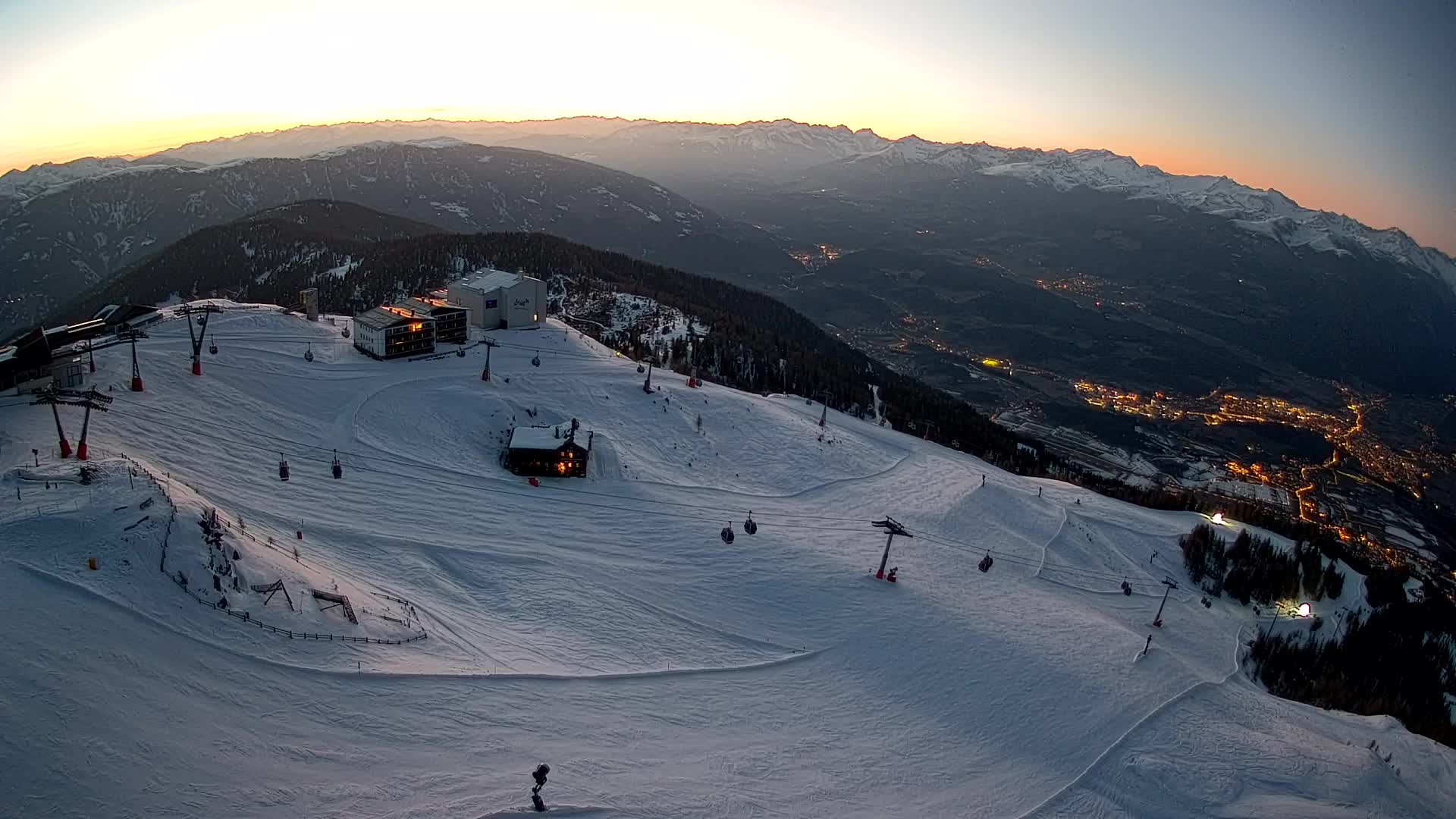 Cima estación de esquí Kronplatz | vista hacia Brunico