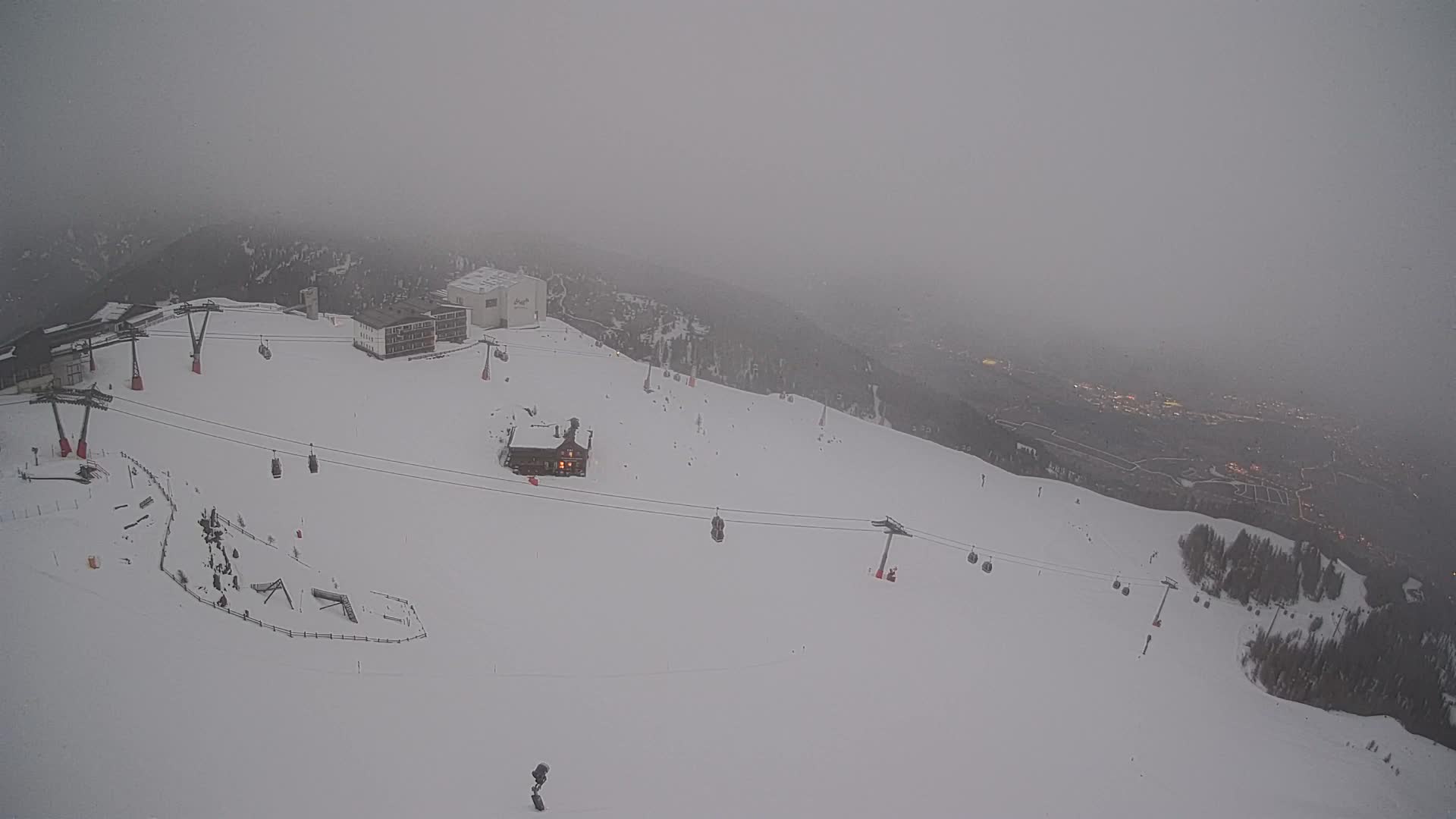Cima estación de esquí Kronplatz | vista hacia Brunico
