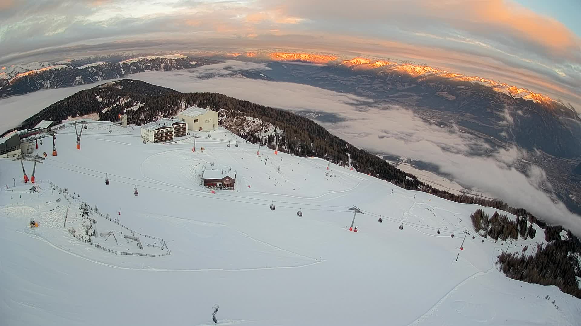 Cima estación de esquí Kronplatz | vista hacia Brunico
