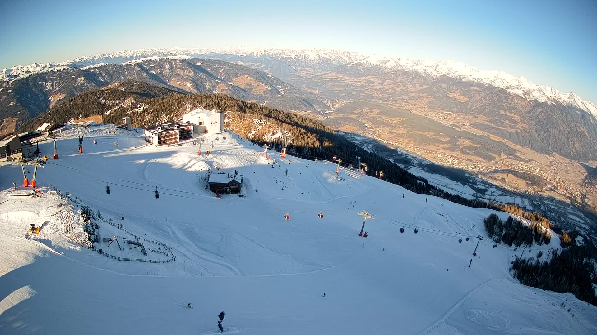 Cima estación de esquí Kronplatz | vista hacia Brunico