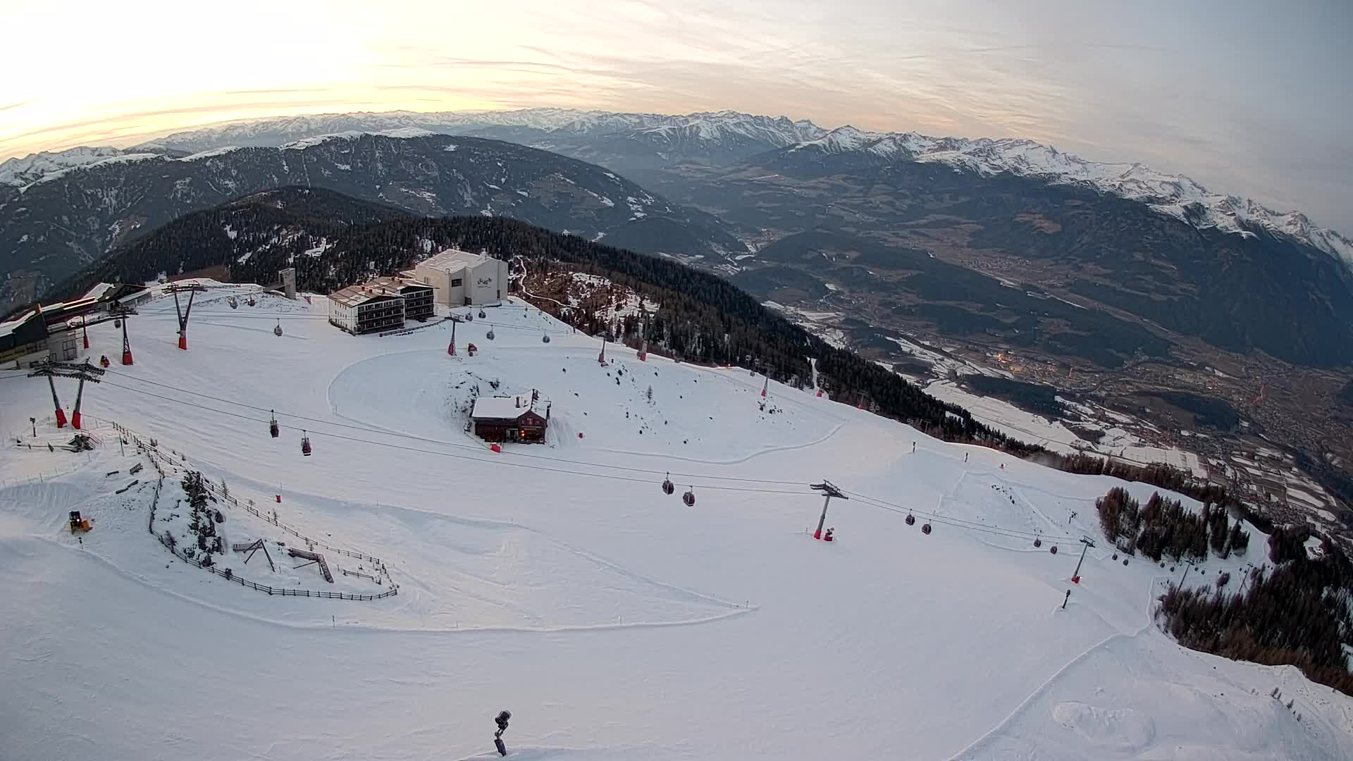 Cima estación de esquí Kronplatz | vista hacia Brunico