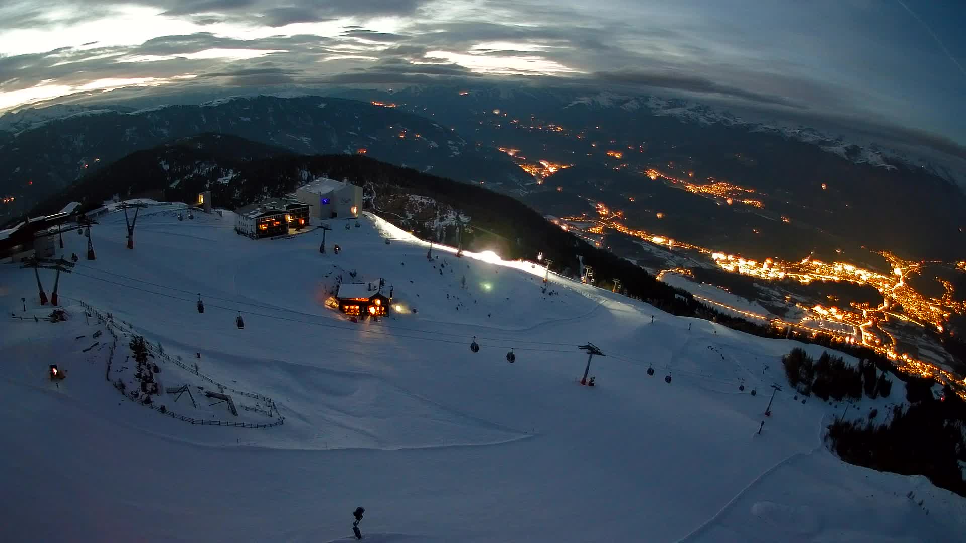 Cima estación de esquí Kronplatz | vista hacia Brunico