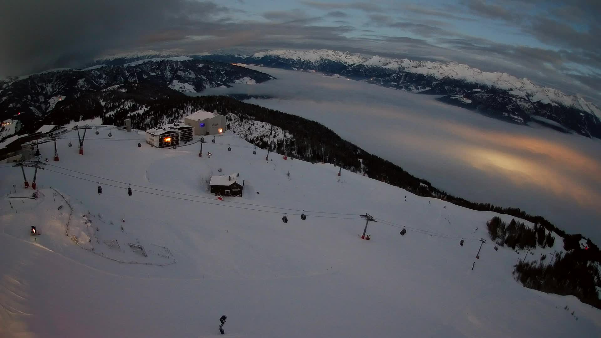 Cima estación de esquí Kronplatz | vista hacia Brunico