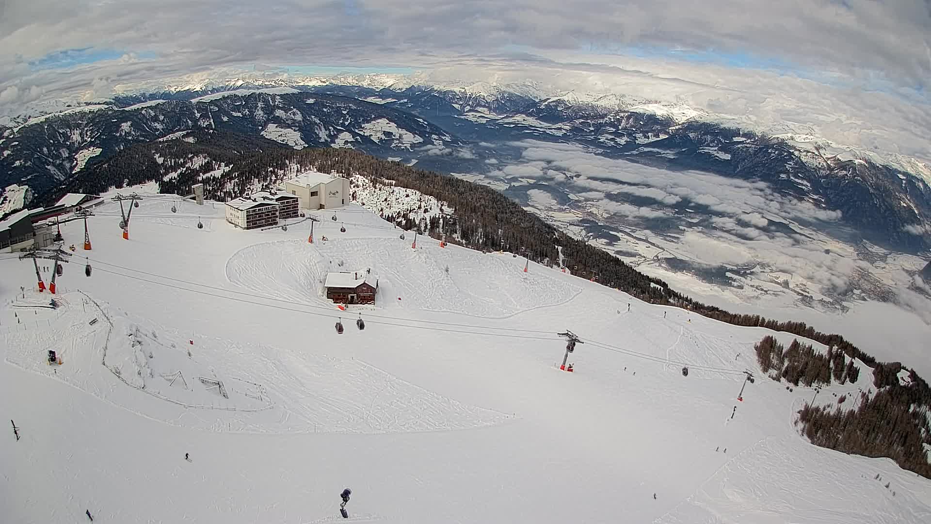 Cima estación de esquí Kronplatz | vista hacia Brunico