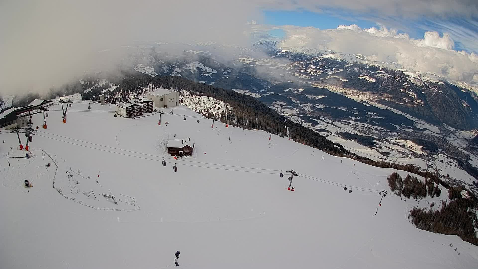 Cima estación de esquí Kronplatz | vista hacia Brunico