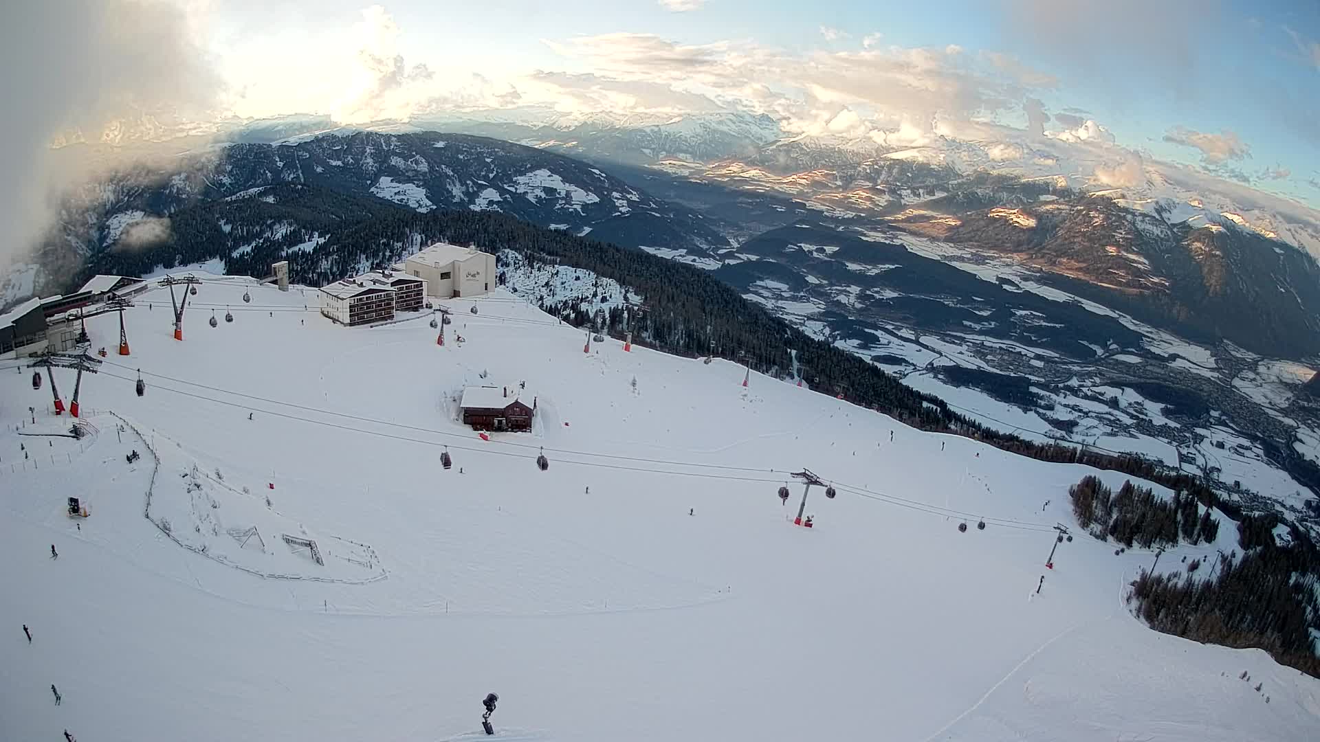 Cima estación de esquí Kronplatz | vista hacia Brunico