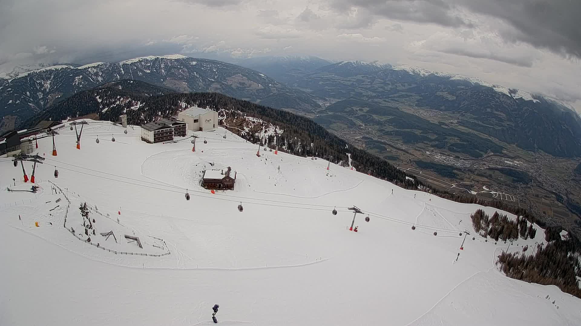 Cima estación de esquí Kronplatz | vista hacia Brunico
