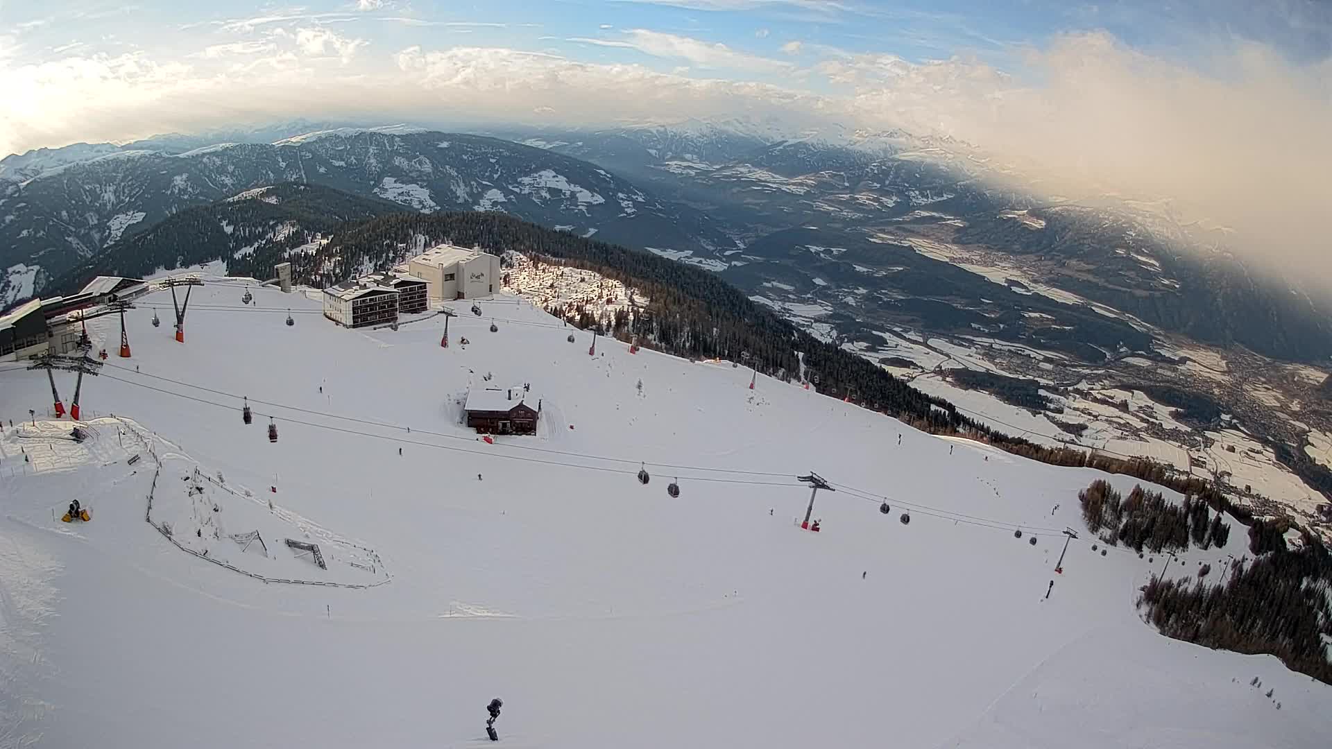 Cima estación de esquí Kronplatz | vista hacia Brunico