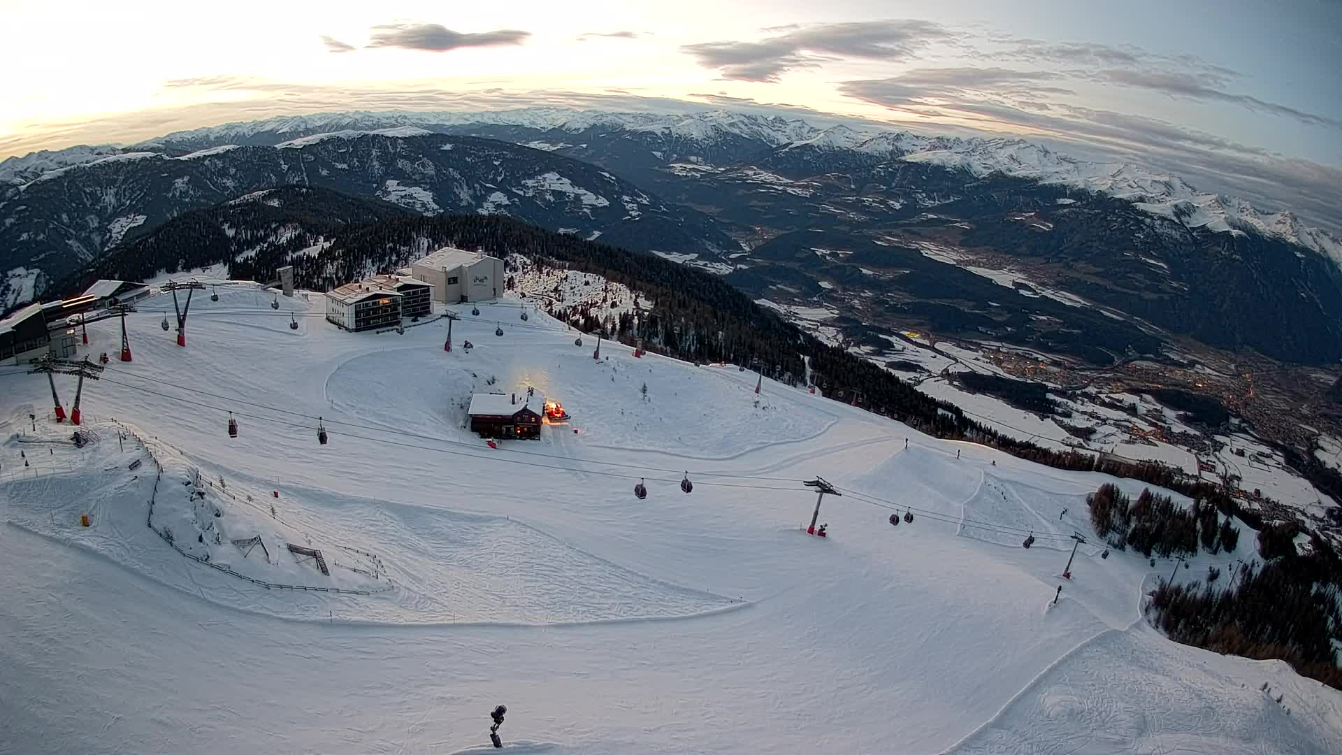 Cima estación de esquí Kronplatz | vista hacia Brunico