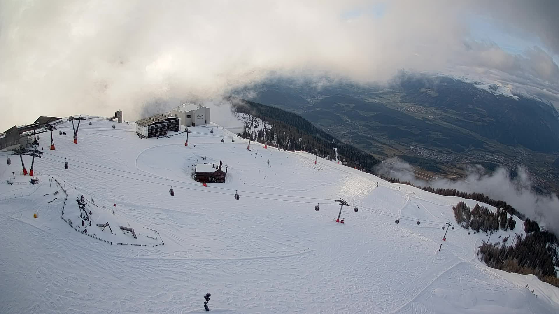 Cima estación de esquí Kronplatz | vista hacia Brunico
