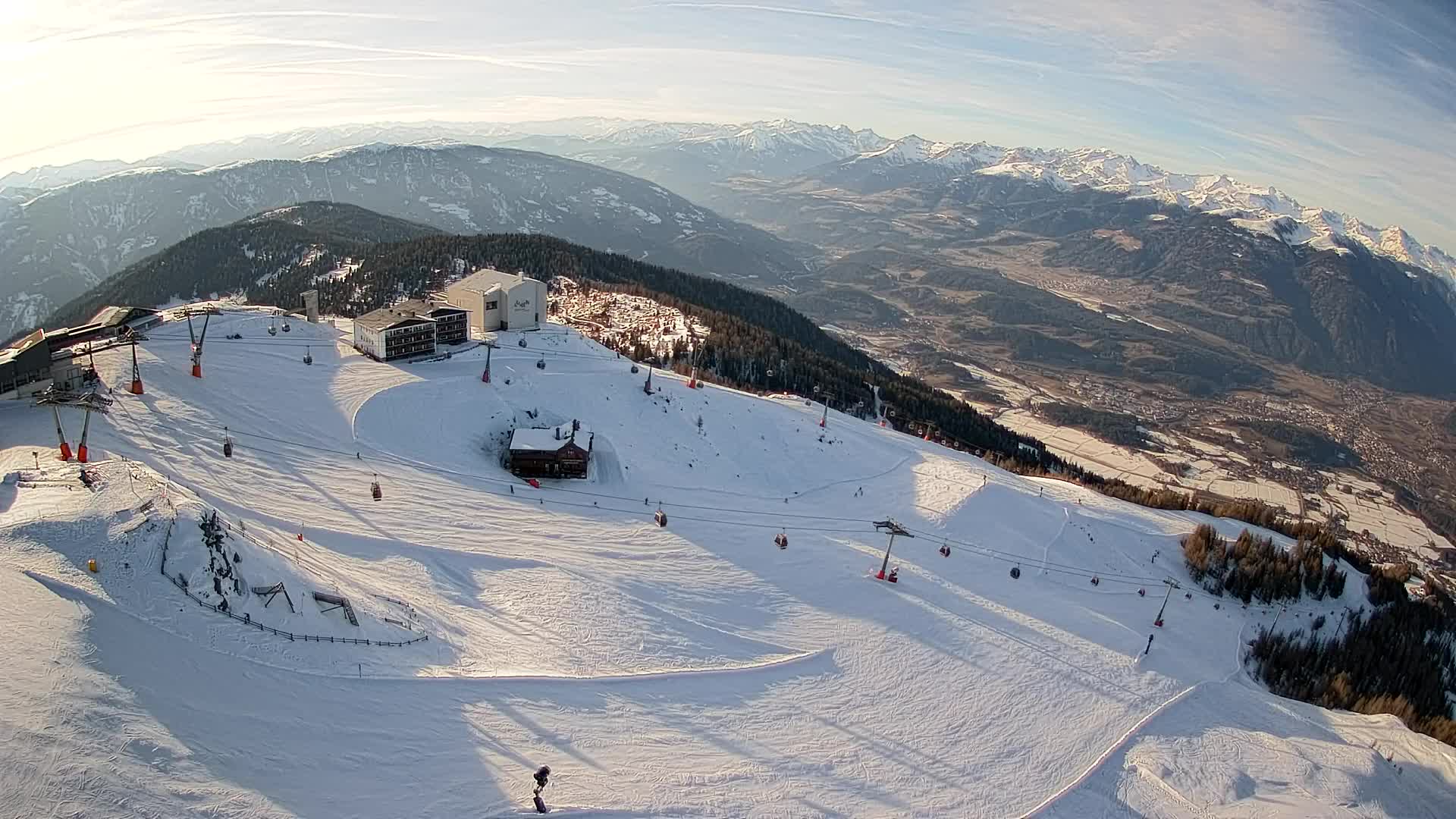 Cima estación de esquí Kronplatz | vista hacia Brunico