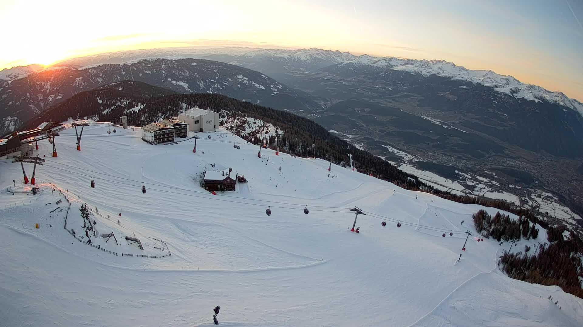 Cima estación de esquí Kronplatz | vista hacia Brunico