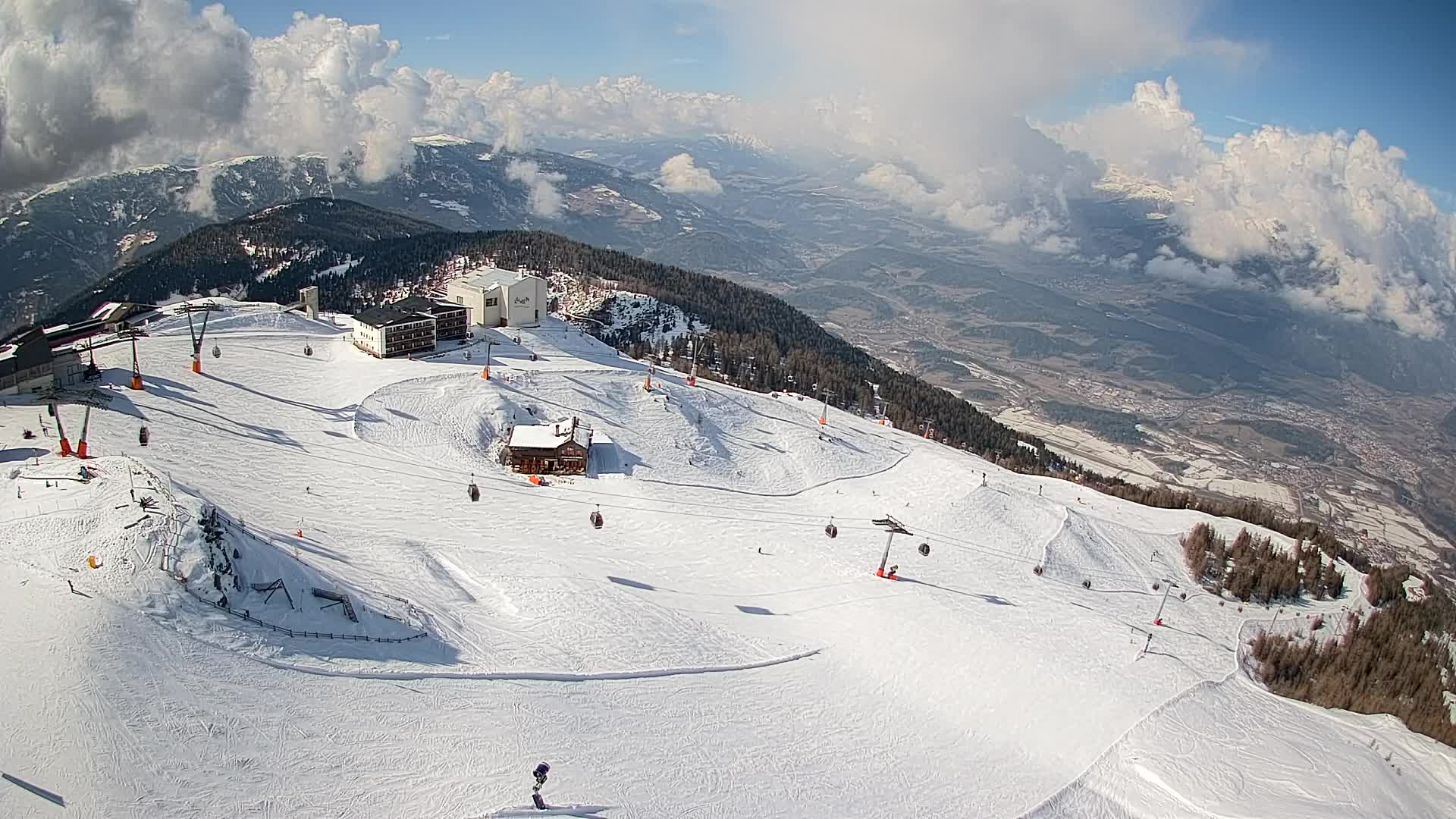 Cima estación de esquí Kronplatz | vista hacia Brunico