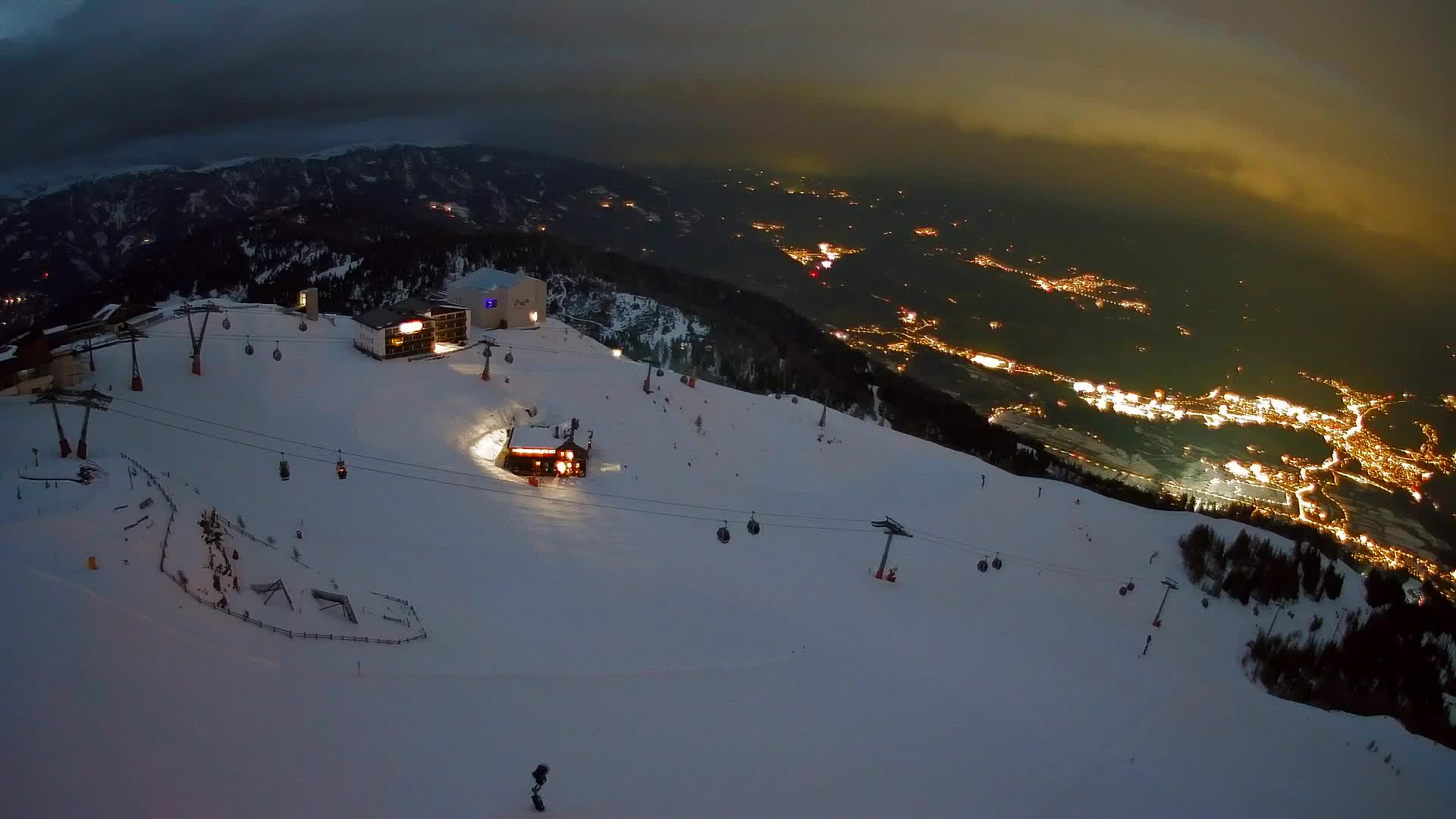 Cima estación de esquí Kronplatz | vista hacia Brunico