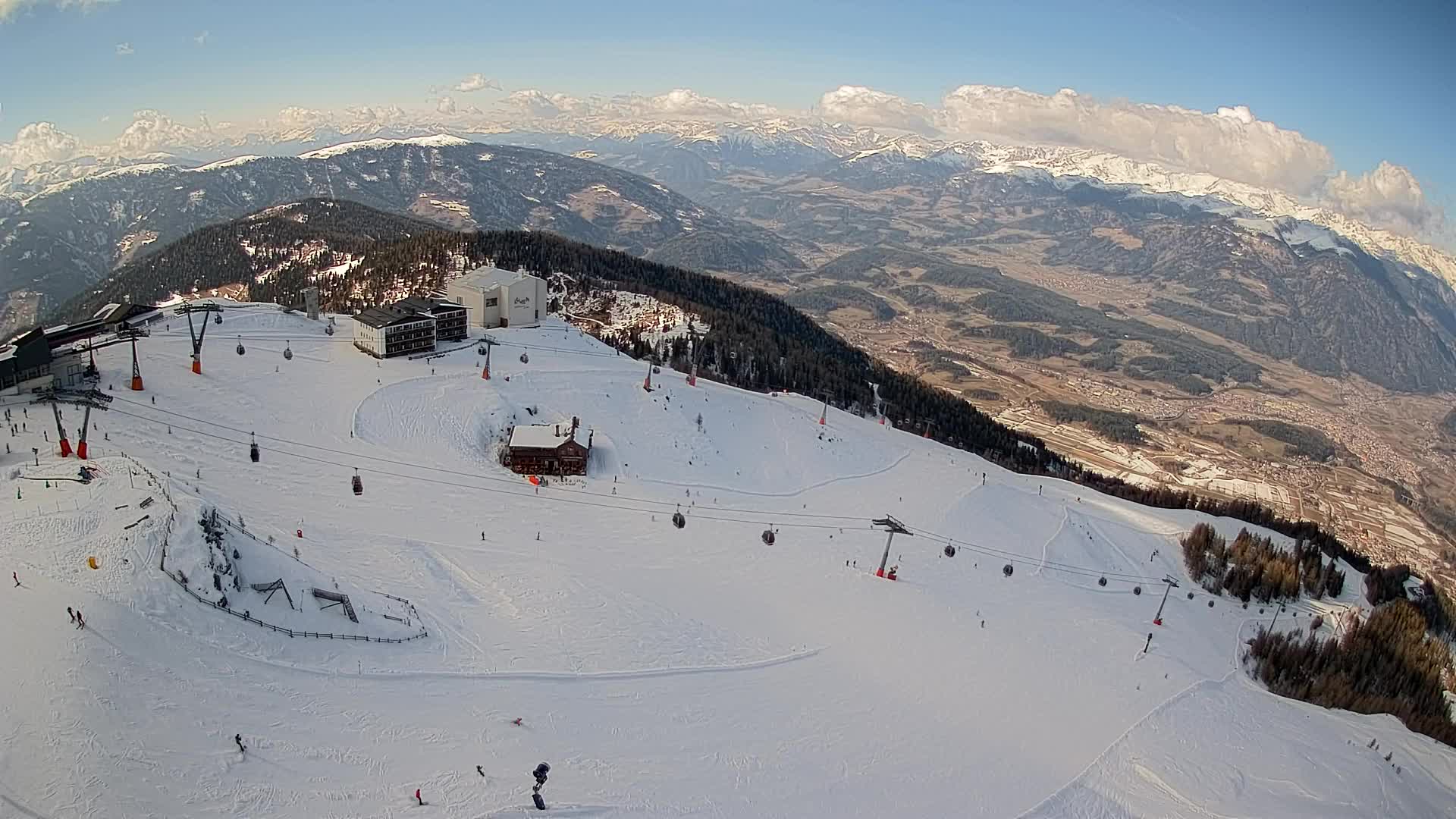 Cima estación de esquí Kronplatz | vista hacia Brunico