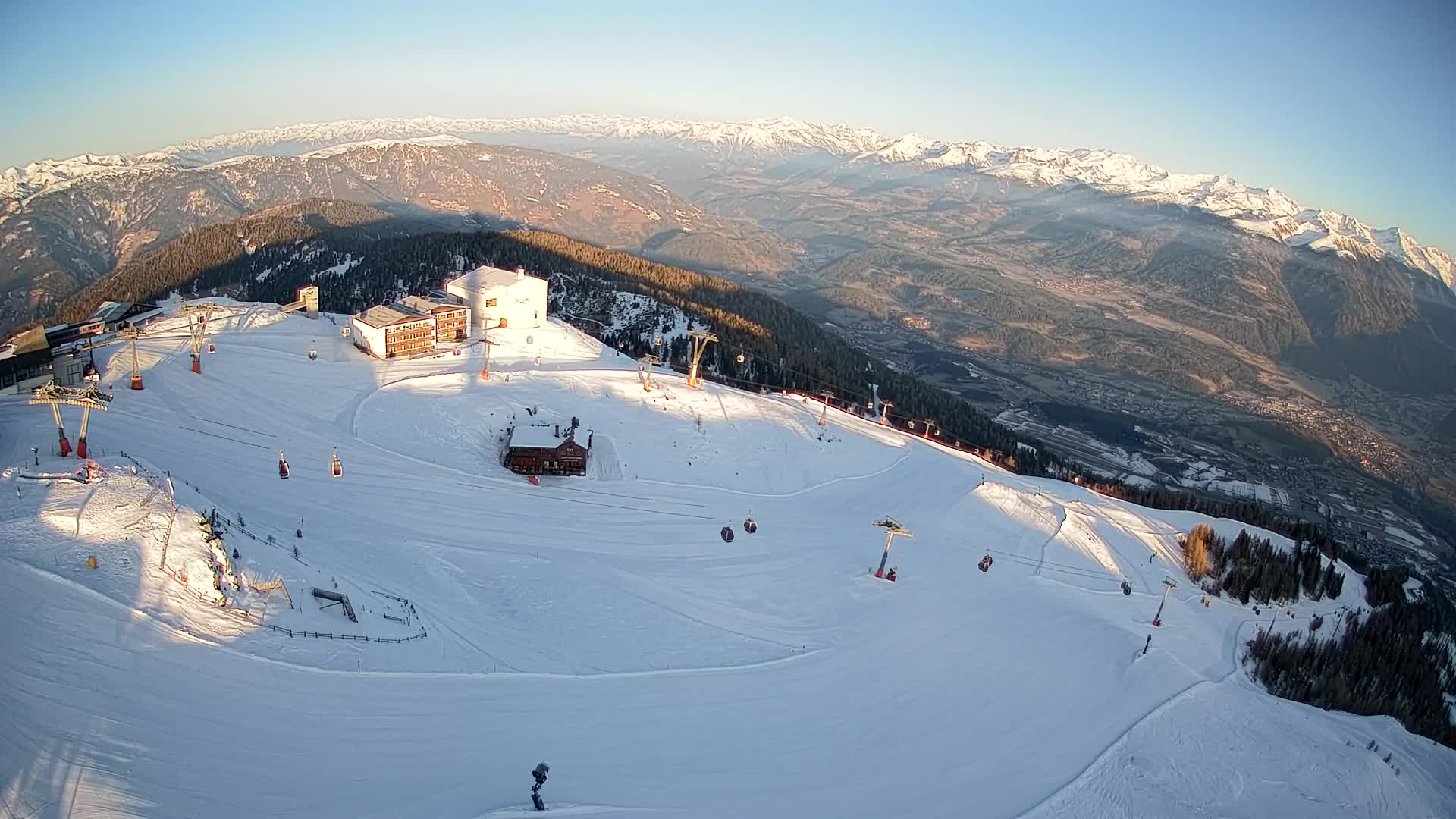 Cima estación de esquí Kronplatz | vista hacia Brunico
