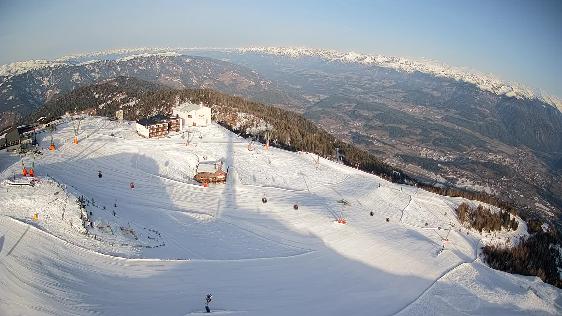 Cima estación de esquí Kronplatz | vista hacia Brunico