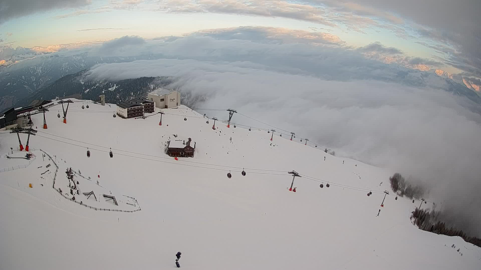Cima estación de esquí Kronplatz | vista hacia Brunico