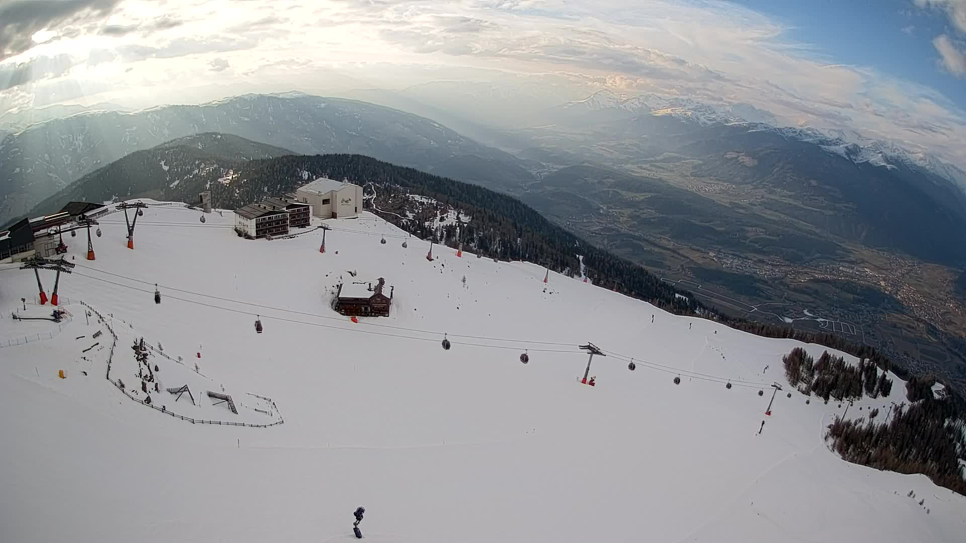 Cima estación de esquí Kronplatz | vista hacia Brunico
