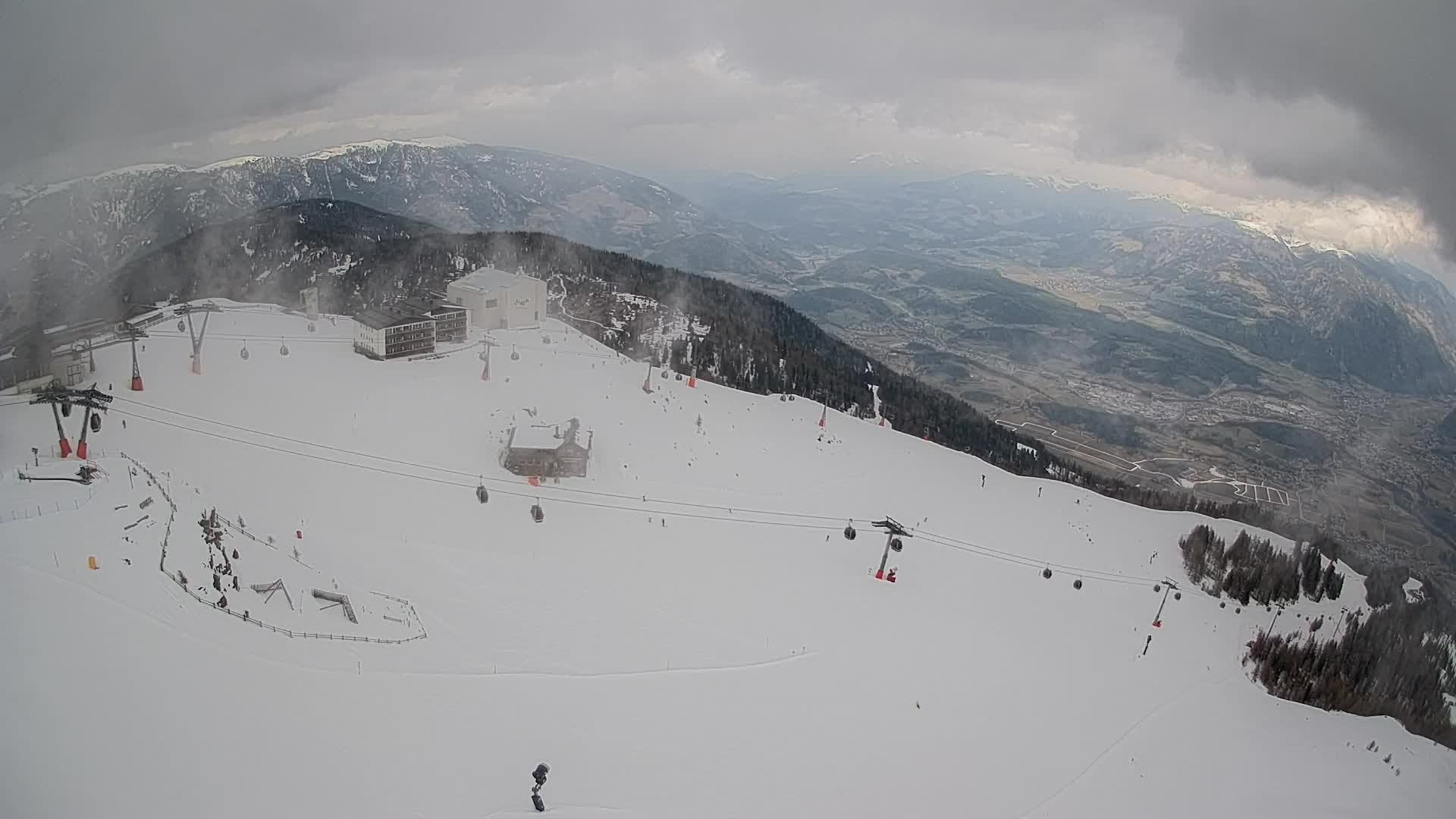 Cima estación de esquí Kronplatz | vista hacia Brunico