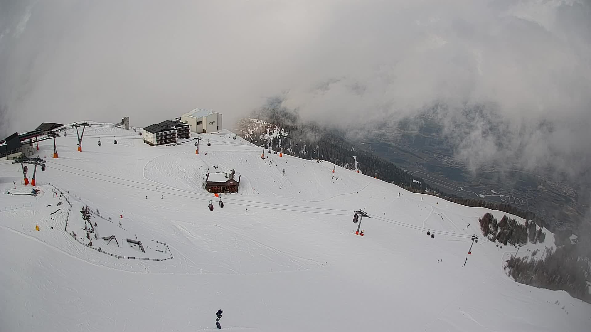 Cima estación de esquí Kronplatz | vista hacia Brunico
