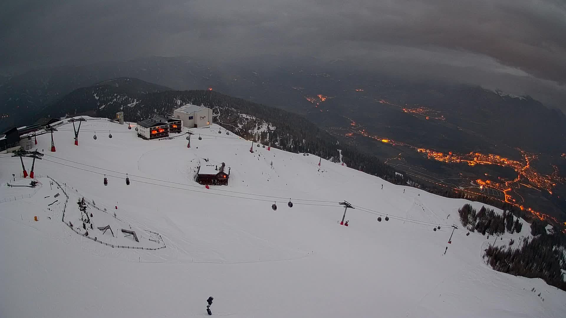 Cima estación de esquí Kronplatz | vista hacia Brunico
