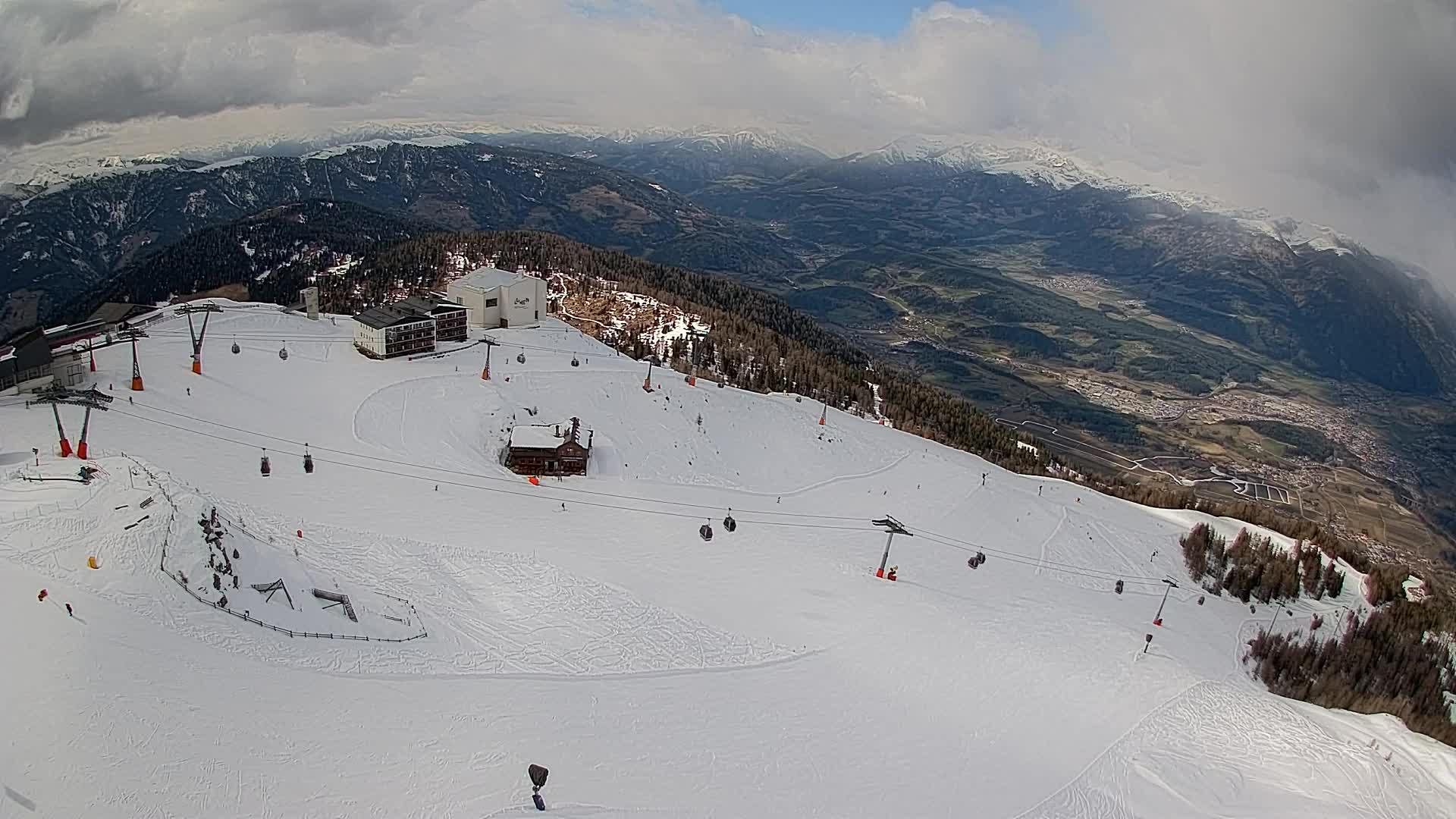 Cima estación de esquí Kronplatz | vista hacia Brunico