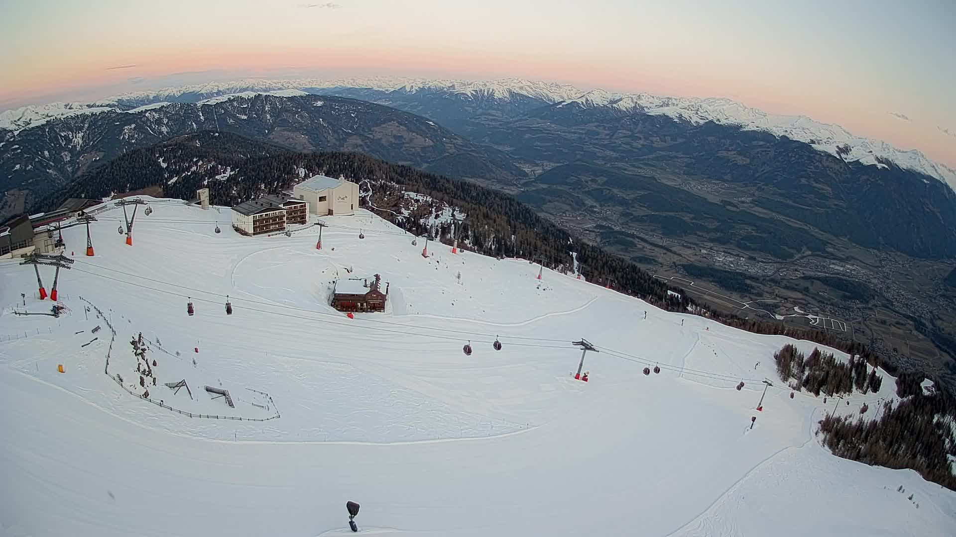Cima estación de esquí Kronplatz | vista hacia Brunico
