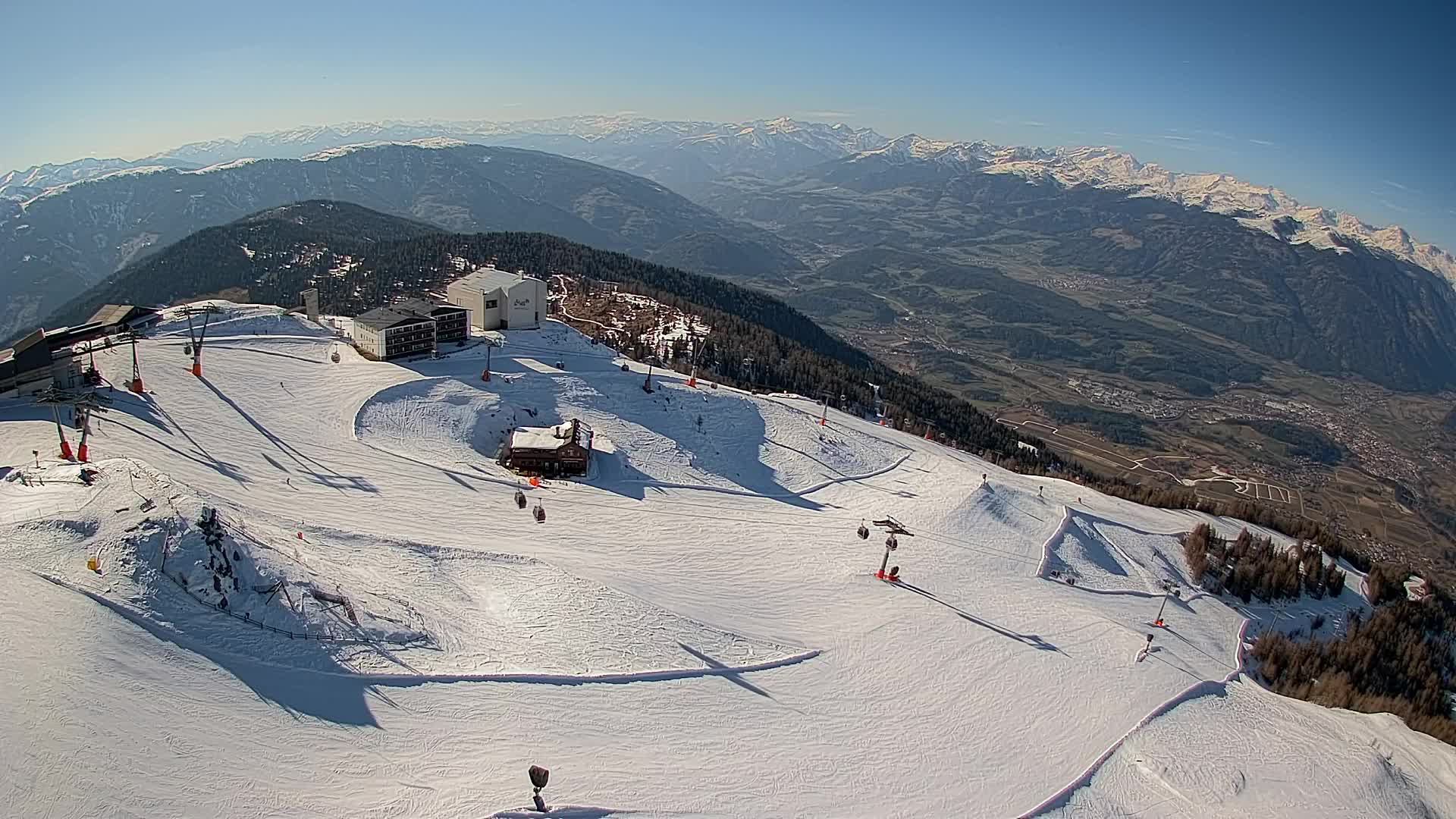 Cima estación de esquí Kronplatz | vista hacia Brunico