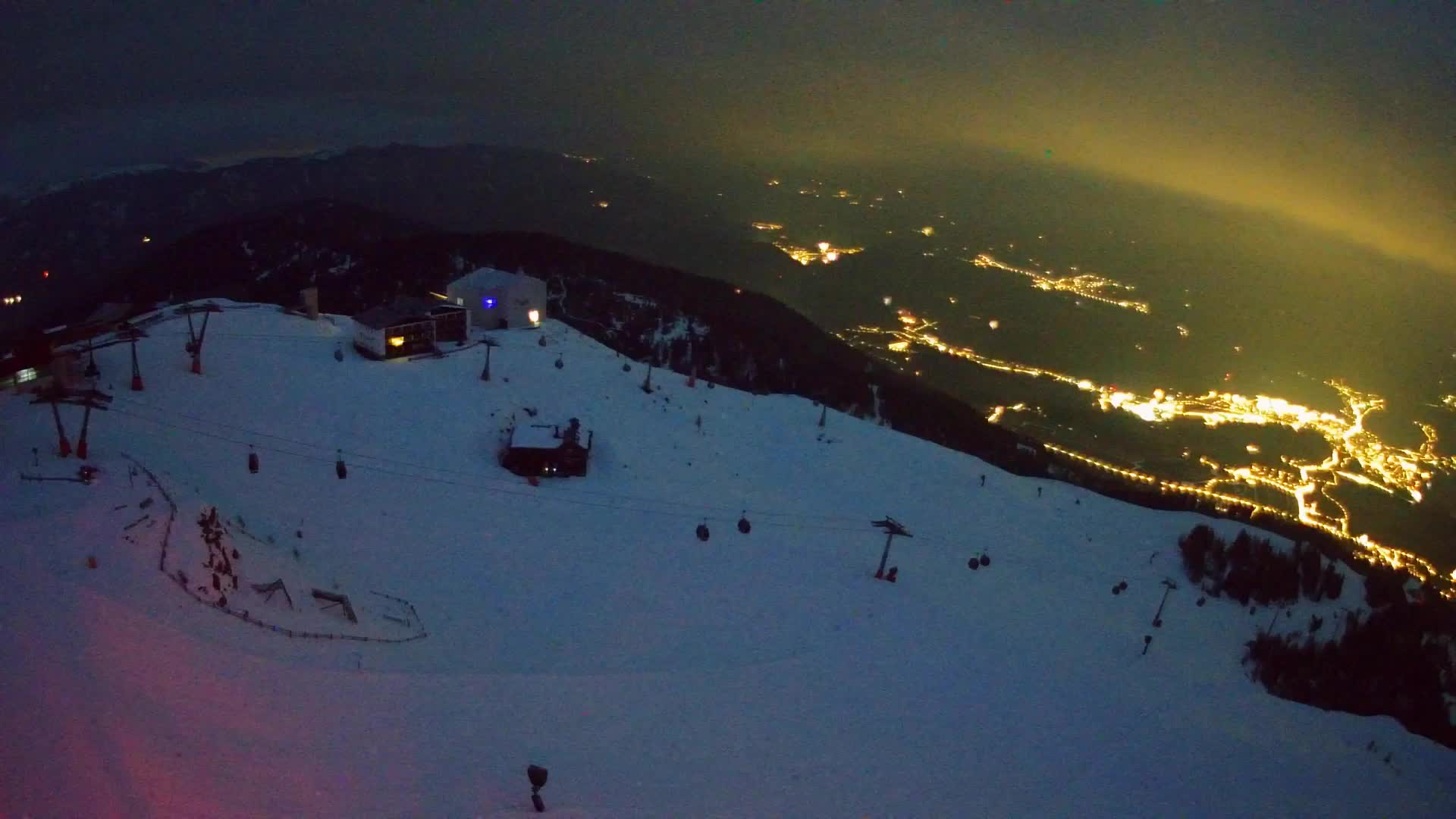 Cima estación de esquí Kronplatz | vista hacia Brunico