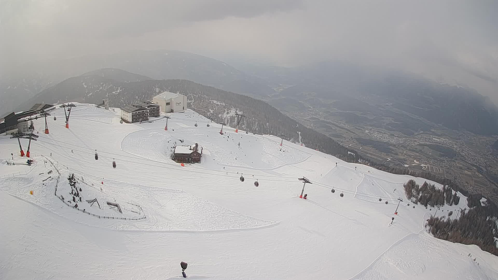 Cima estación de esquí Kronplatz | vista hacia Brunico